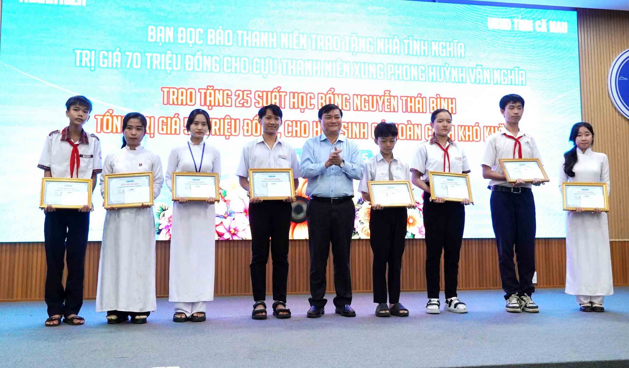 Báo Thanh Niên trao học bổng và nhà tình nghĩa tại Cà Mau - Ảnh 1.