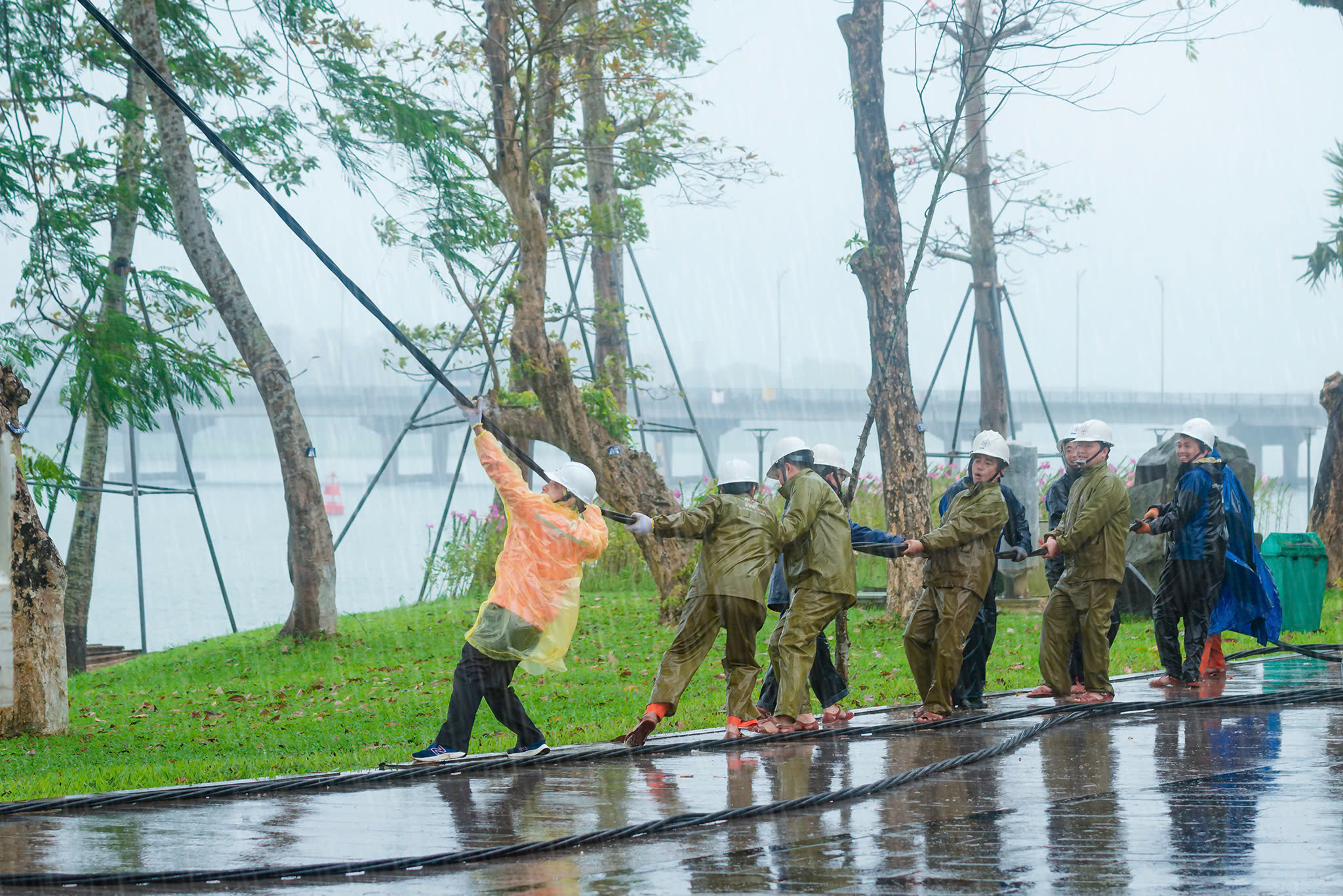 Nhớ mãi cái đêm đầu tiên nhà có điện- Ảnh 1.