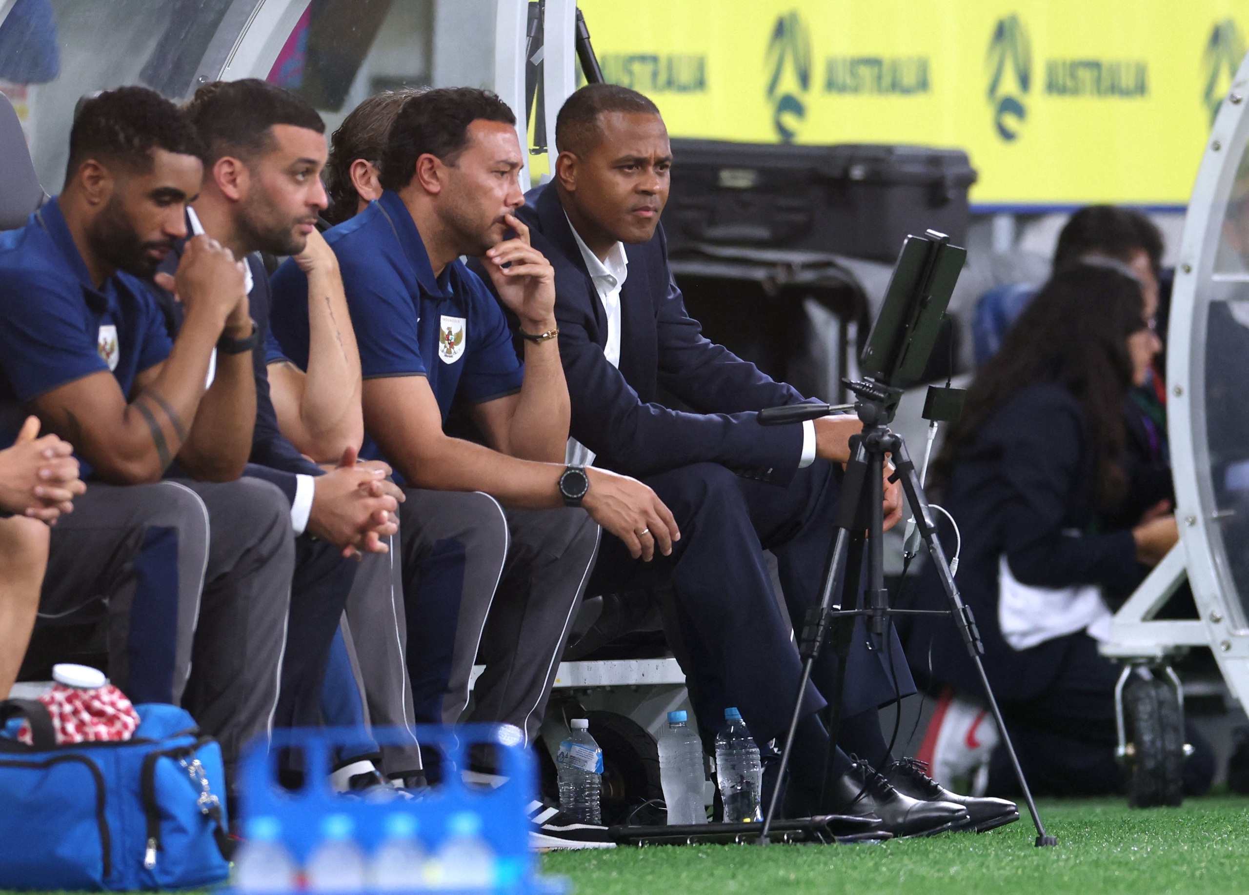 CĐV Indonesia nổi giận, HLV Kluivert thề sẽ thắng Bahrain: Chủ tịch PSSI lên tiếng- Ảnh 1. CĐV Indonesia nổi giận, HLV Kluivert thề sẽ thắng Bahrain: Chủ tịch PSSI lên tiếng- Ảnh 1.