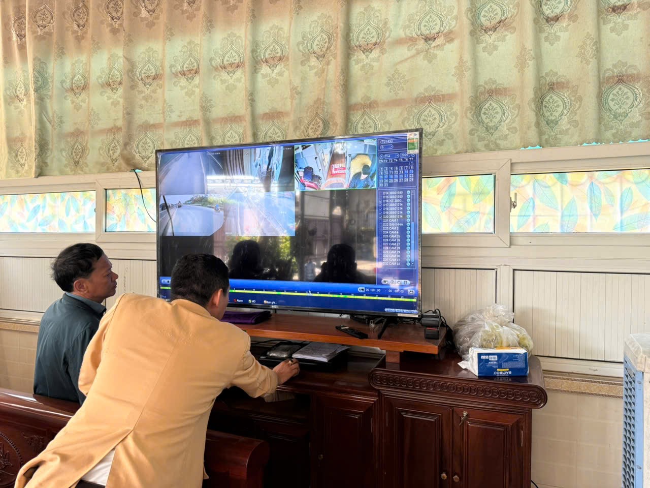 Vừa lái xe khách vừa…chơi game- Ảnh 2. Vừa lái xe khách vừa…chơi game- Ảnh 2.