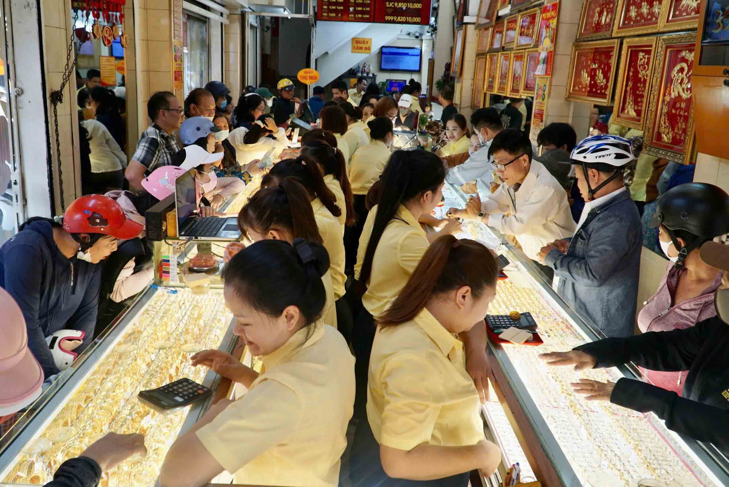 Diễn biến khó đoán của giá vàng