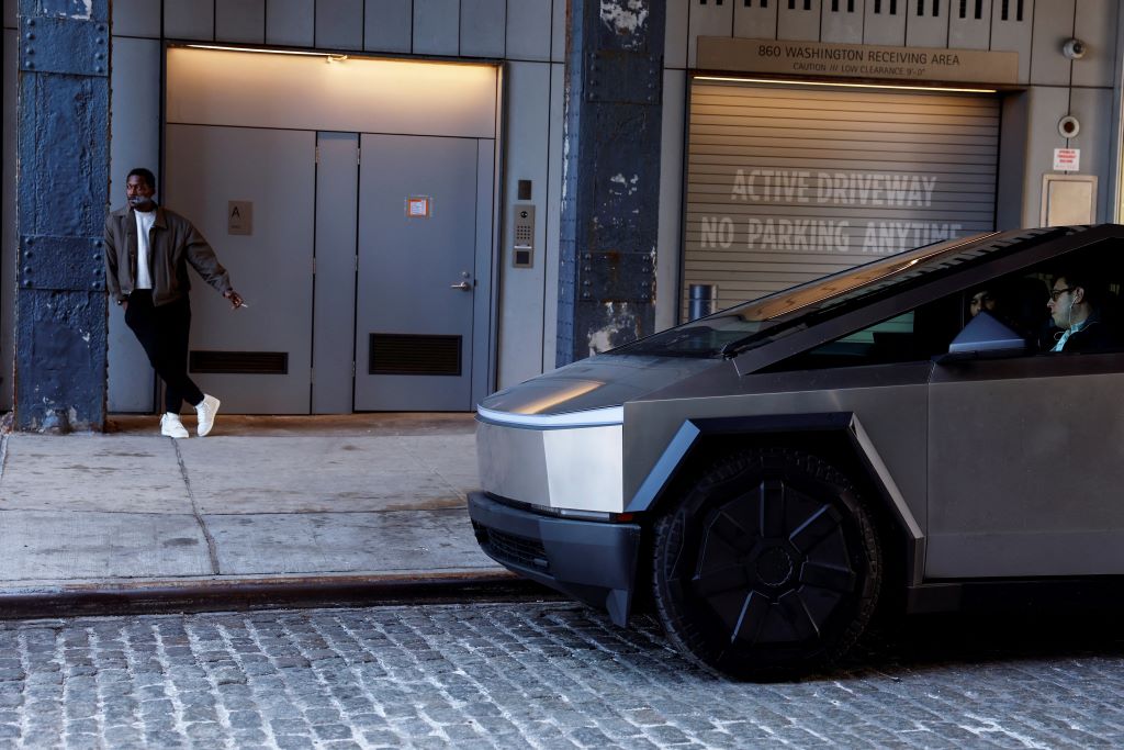 Tesla thu hồi xe Cybertruck với số lượng lớn nhất do lỗi tấm ốp bánh xe - Ảnh 1. Tesla thu hồi xe Cybertruck với số lượng lớn nhất do lỗi tấm ốp bánh xe - Ảnh 1.