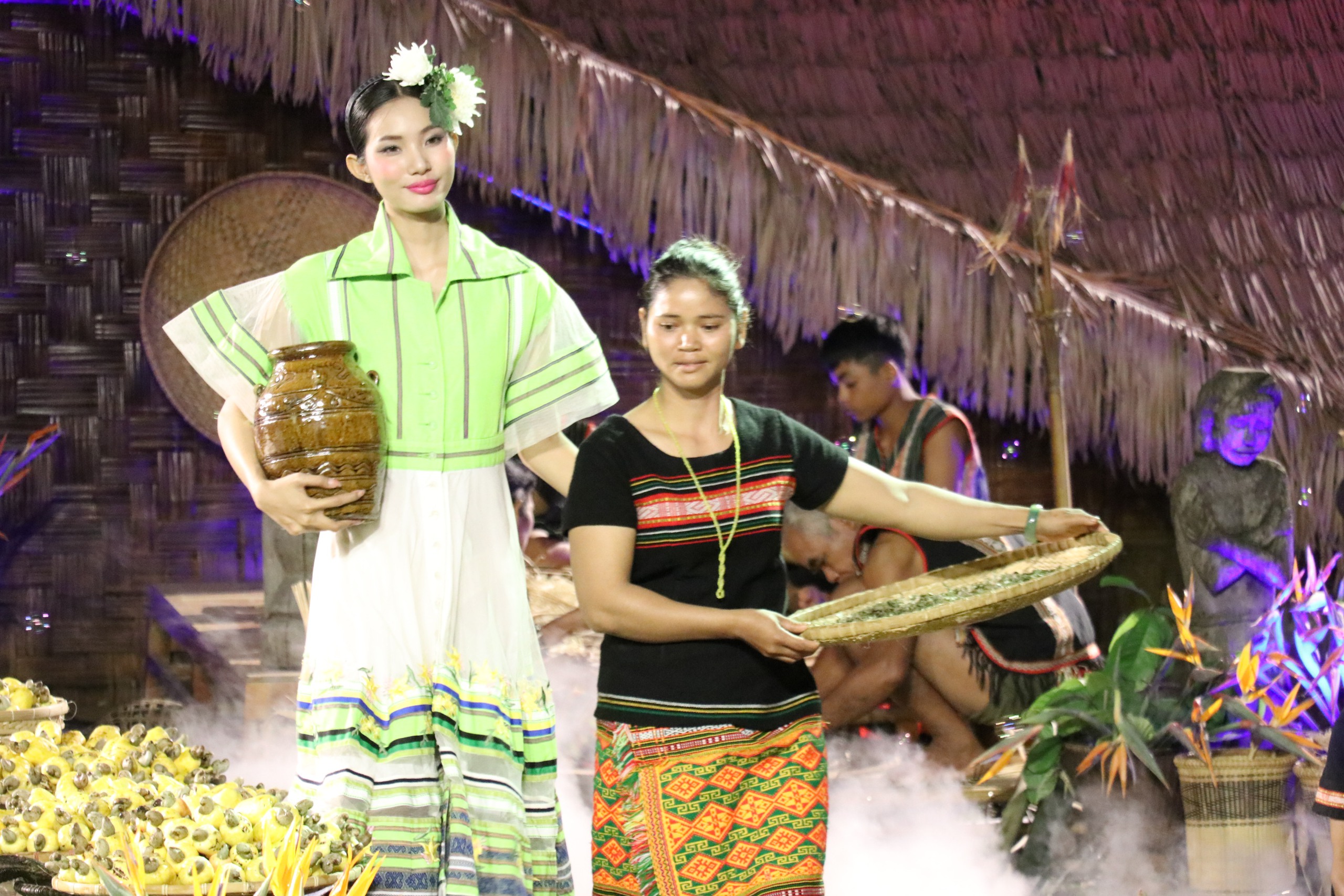 'Ngày mới trên sóc Bom Bo' được nhà thiết kế Minh Hạnh tái hiện qua thổ cẩm- Ảnh 6. 'Ngày mới trên sóc Bom Bo' được nhà thiết kế Minh Hạnh tái hiện qua thổ cẩm- Ảnh 6.