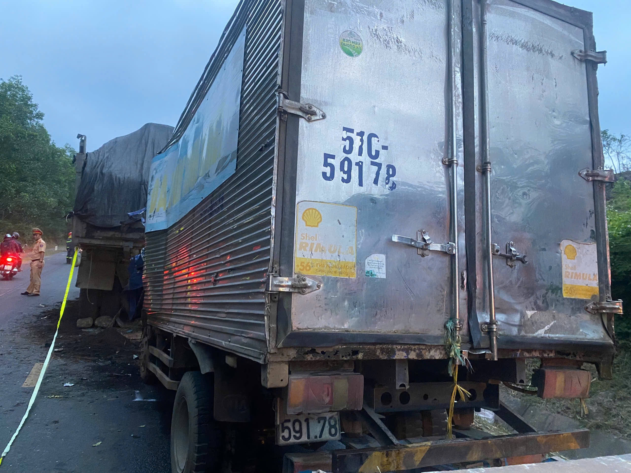 Phú Yên: Tai nạn xe chở đá nghiêm trọng tại Suối Bạc khiến 2 người tử vong - Ảnh 1. Phú Yên: Tai nạn xe chở đá nghiêm trọng tại Suối Bạc khiến 2 người tử vong - Ảnh 1.