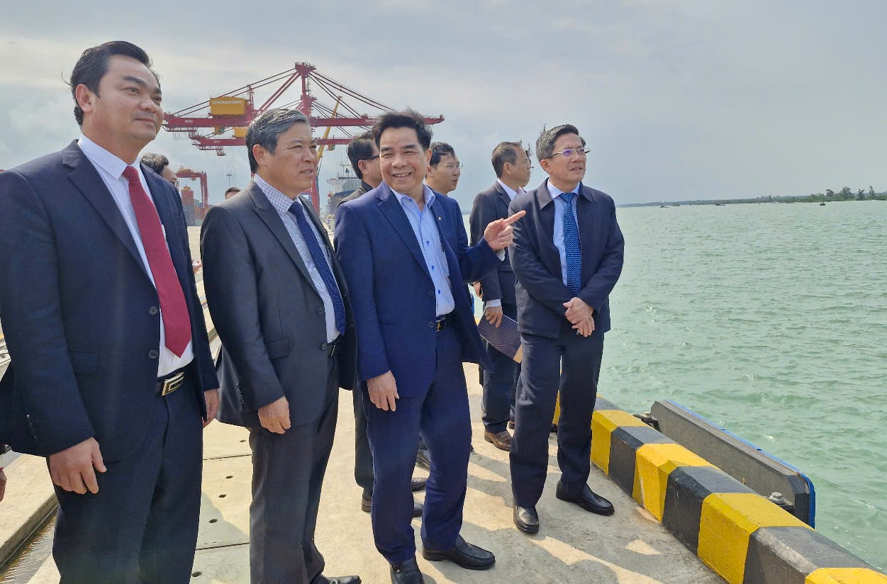Quảng Nam: Gắn biển công trình bến 5 vạn tấn, thúc đẩy trung tâm logistics quốc tế- Ảnh 2. Quảng Nam: Gắn biển công trình bến 5 vạn tấn, thúc đẩy trung tâm logistics quốc tế- Ảnh 2.