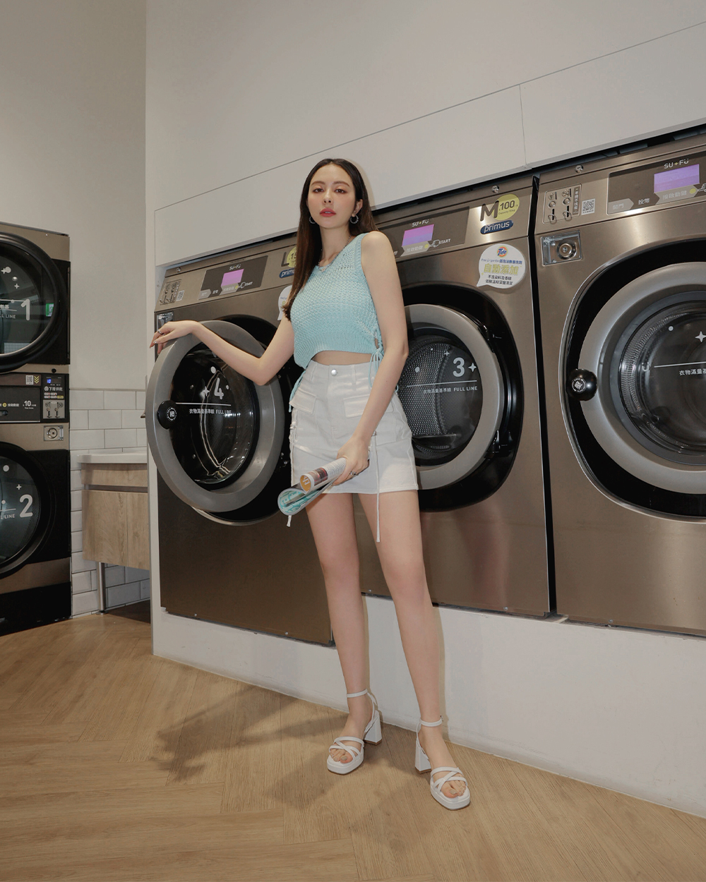 Ngại gì không phá cách cùng những chiếc áo tank top- Ảnh 1. Ngại gì không phá cách cùng những chiếc áo tank top- Ảnh 1.