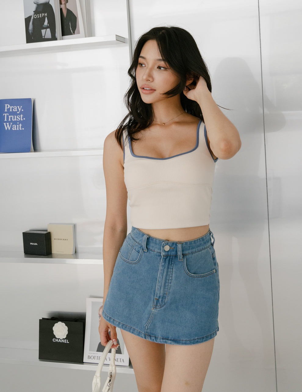 Ngại gì không phá cách cùng những chiếc áo tank top- Ảnh 2. Ngại gì không phá cách cùng những chiếc áo tank top- Ảnh 2.