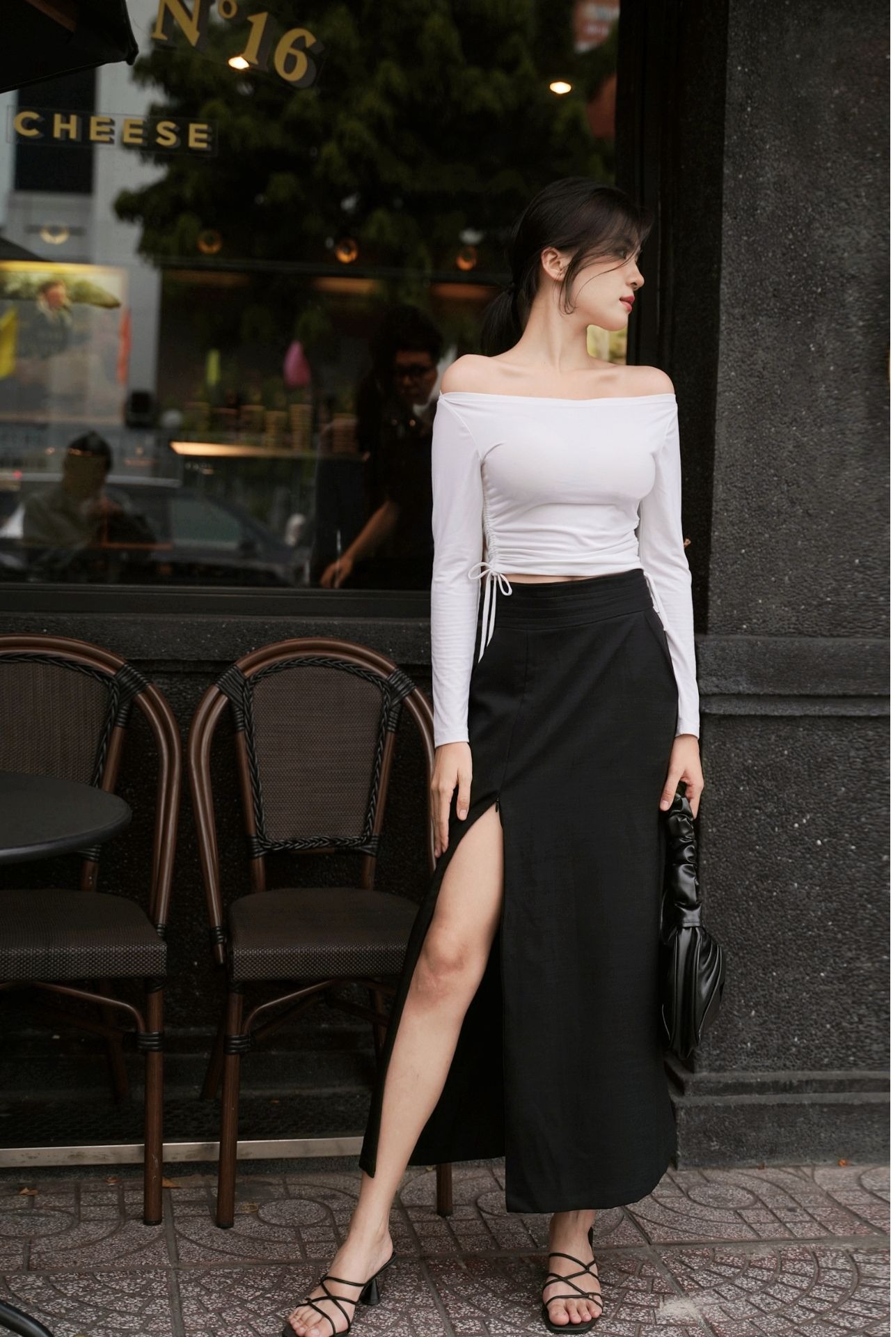 Khoe trọn cá tính với chân váy xẻ tà cho những ngày hè oi bức- Ảnh 3. Khoe trọn cá tính với chân váy xẻ tà cho những ngày hè oi bức- Ảnh 3.
