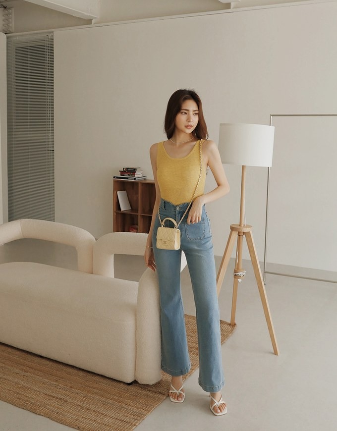 Ngại gì không phá cách cùng những chiếc áo tank top- Ảnh 4. Ngại gì không phá cách cùng những chiếc áo tank top- Ảnh 4.