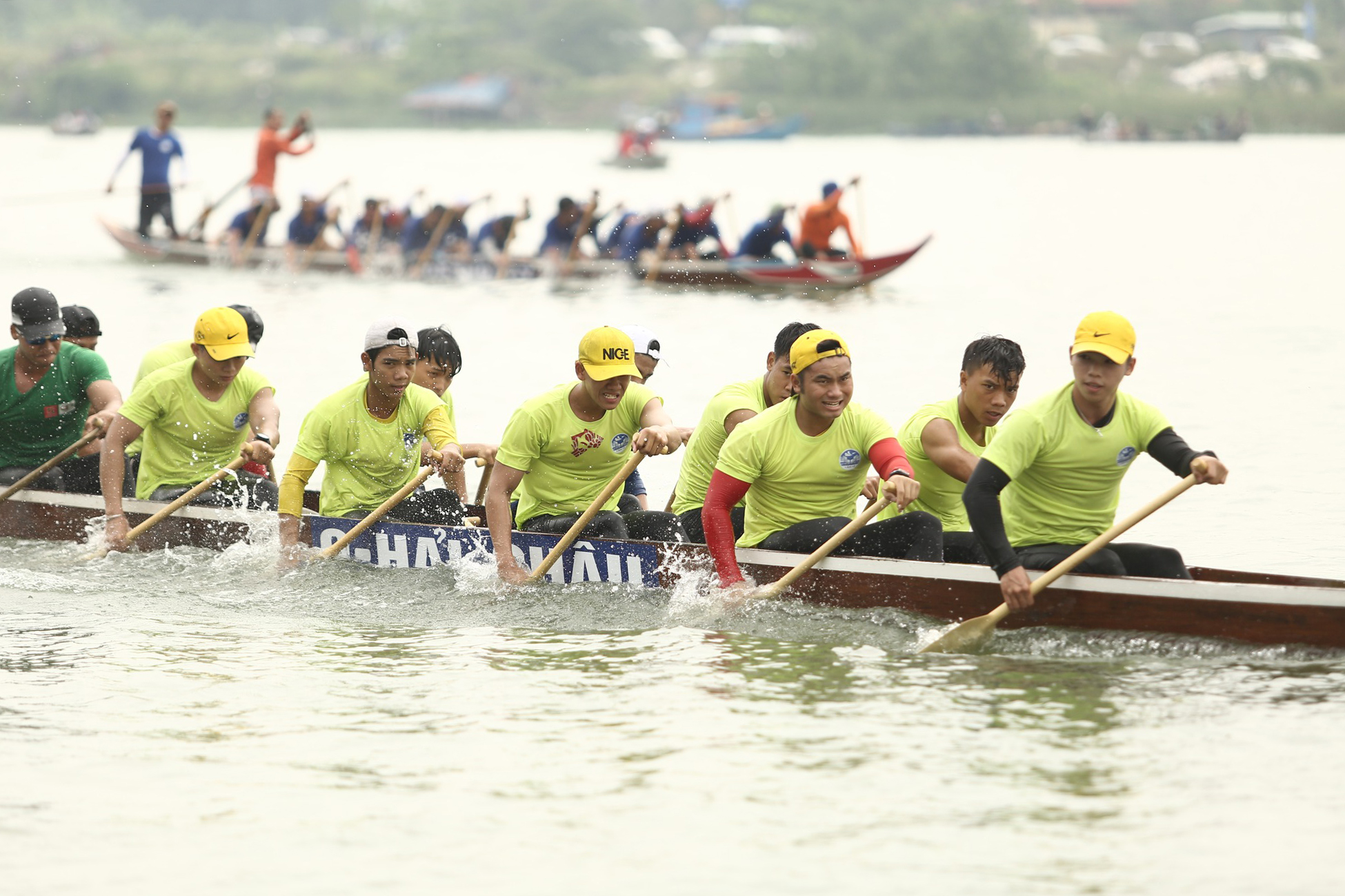 Sông Cẩm Lệ kín người xem ngư dân Quảng Nam – Đà Nẵng đua thuyền- Ảnh 8.