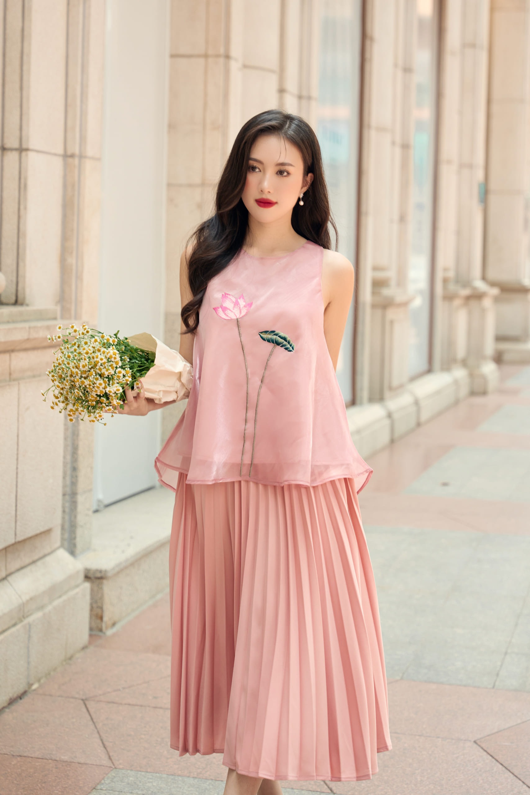 התקררו בקיץ הזה עם 4 עיצובים מגניבים של חולצות ללא שרוולים - תמונה 6. Giải nhiệt mùa hè với 4 mẫu áo không tay cực chất- Ảnh 6.