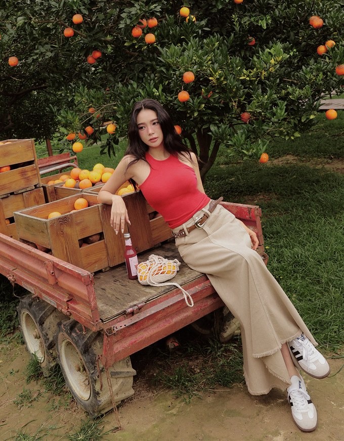 Ngại gì không phá cách cùng những chiếc áo tank top- Ảnh 5. Ngại gì không phá cách cùng những chiếc áo tank top- Ảnh 5.