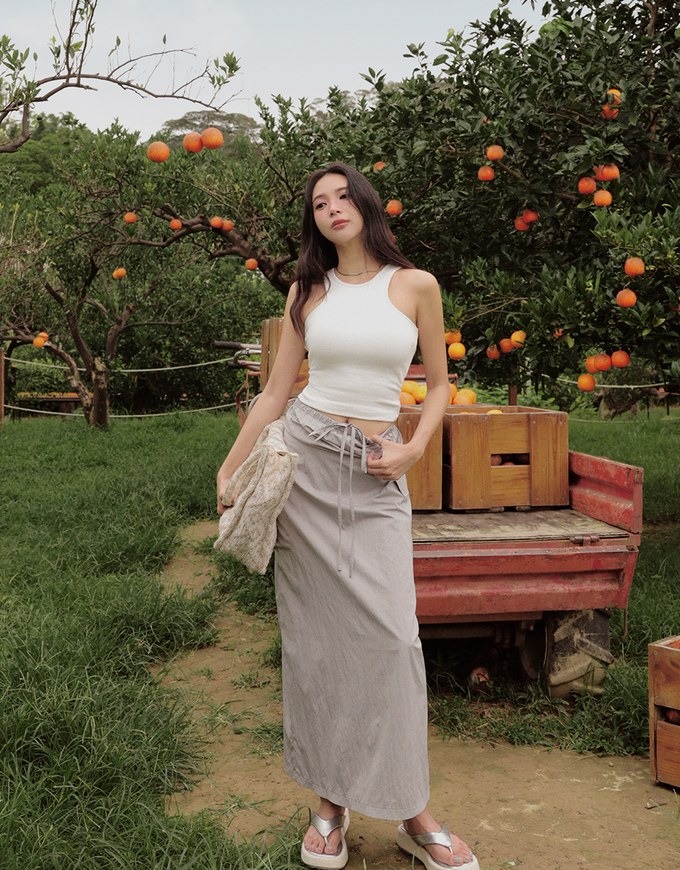 Ngại gì không phá cách cùng những chiếc áo tank top- Ảnh 6. Ngại gì không phá cách cùng những chiếc áo tank top- Ảnh 6.