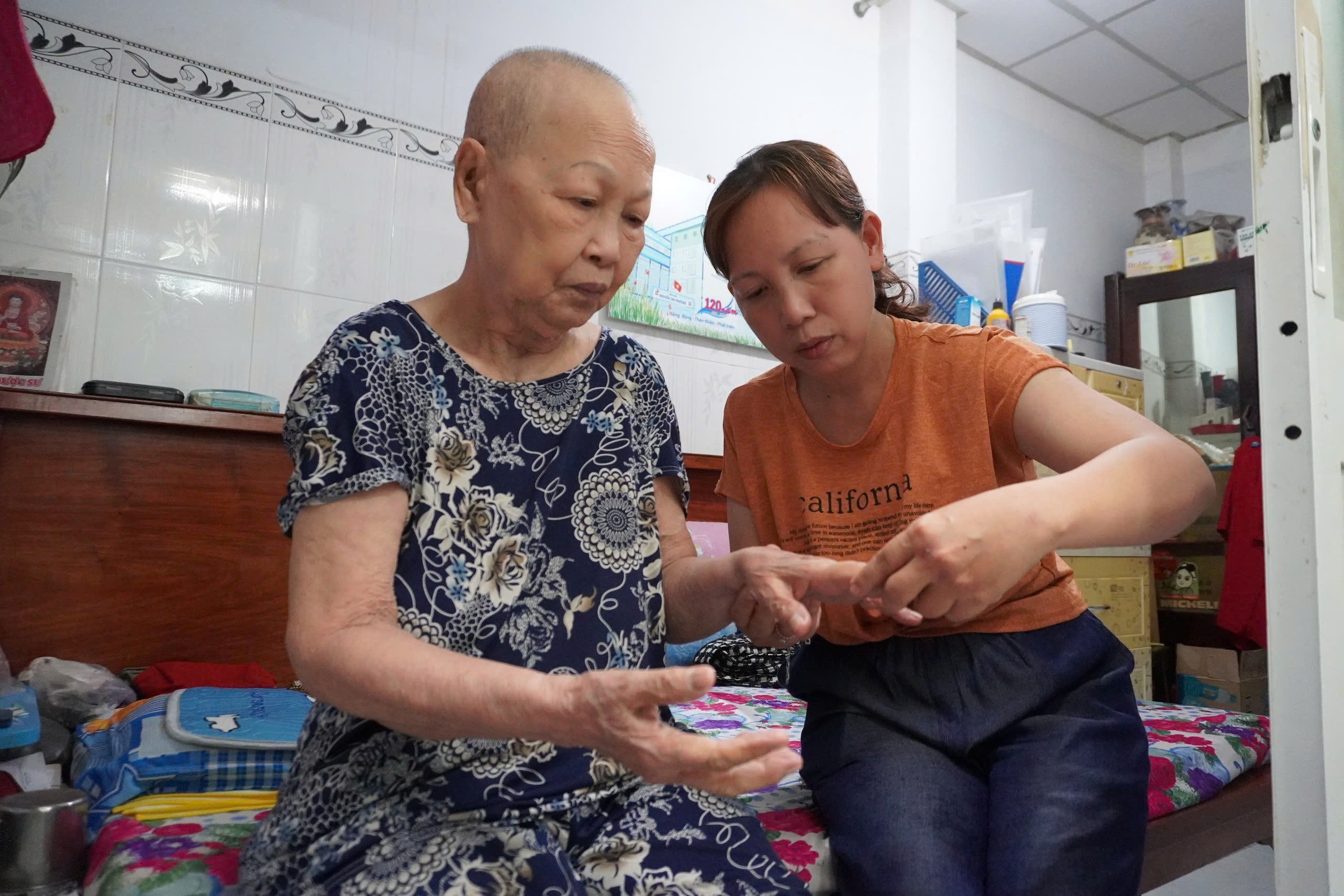 TP.HCM nghĩa tình: 2 mẹ con ung thư 'cùng về đây xây đắp yêu thương'- Ảnh 2. TP.HCM nghĩa tình: 2 mẹ con ung thư 'cùng về đây xây đắp yêu thương'- Ảnh 2.