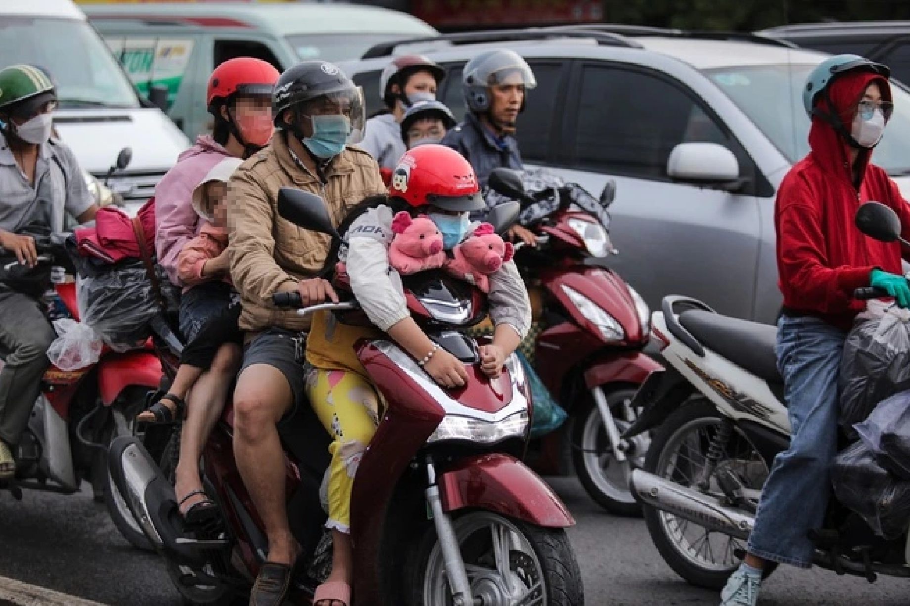CSGT TP.HCM: Chở trẻ em trên 6 tuổi ngồi trước xe máy bị phạt đến 10 triệu - Ảnh 1.