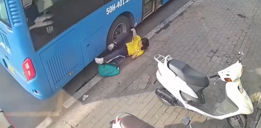 Clip nữ sinh bị cửa xe buýt kẹp ba lô, kéo ngã xuống đường - Ảnh 2.