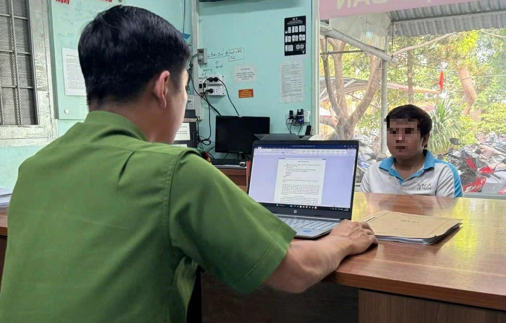 Mang điện thoại đi cầm rồi báo tin giả bị cướp tài sản- Ảnh 1. Mang điện thoại đi cầm rồi báo tin giả bị cướp tài sản- Ảnh 1.