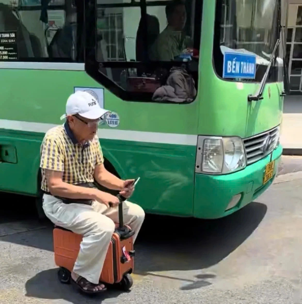 CSGT TP.HCM xử lý người phụ nữ chạy vali điện ở trung tâm Q.1- Ảnh 3. CSGT TP.HCM xử lý người phụ nữ chạy vali điện ở trung tâm Q.1- Ảnh 3.