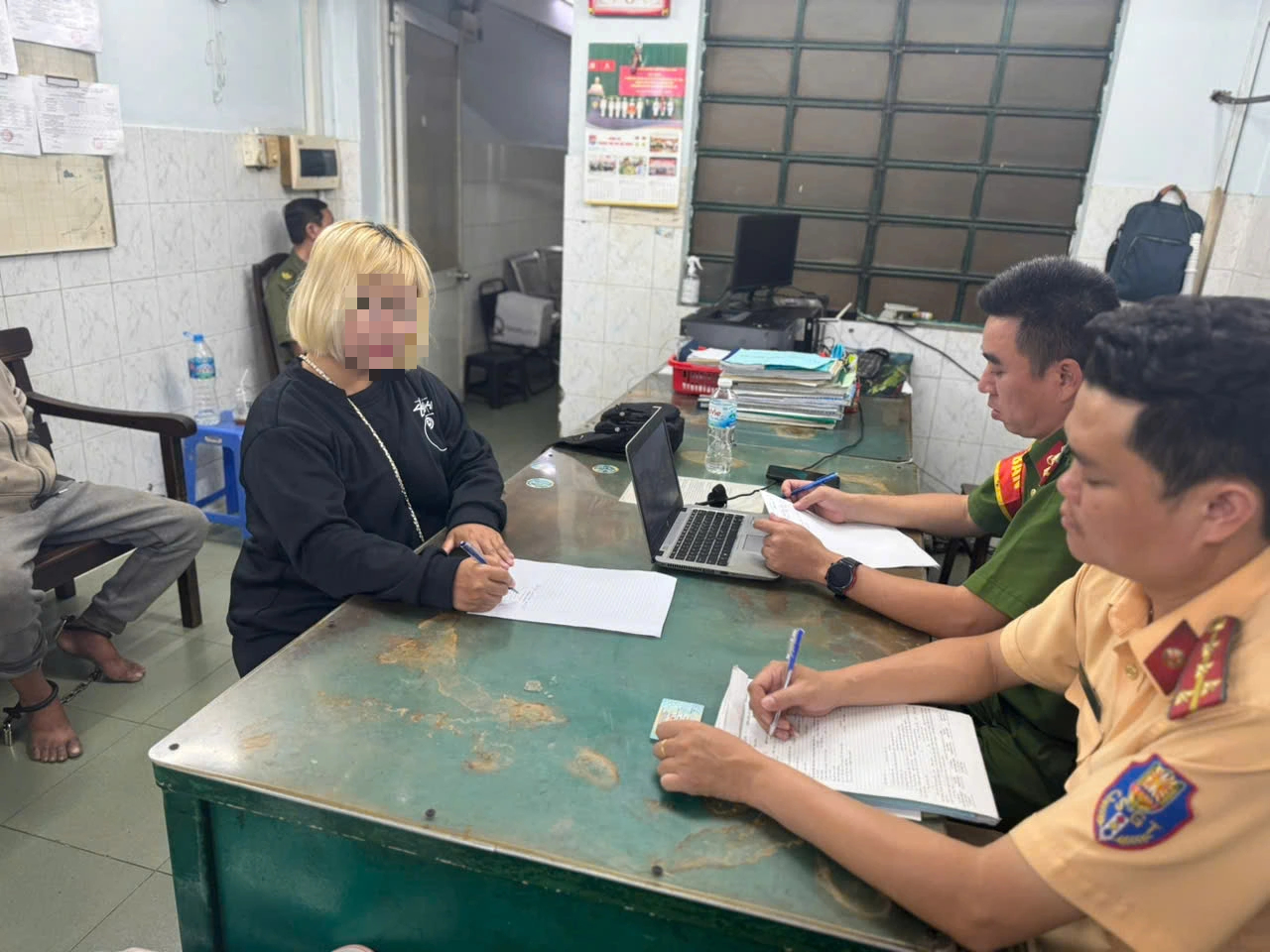 CSGT TP.HCM xử lý người phụ nữ chạy vali điện ở trung tâm Q.1- Ảnh 1. CSGT TP.HCM xử lý người phụ nữ chạy vali điện ở trung tâm Q.1- Ảnh 1.