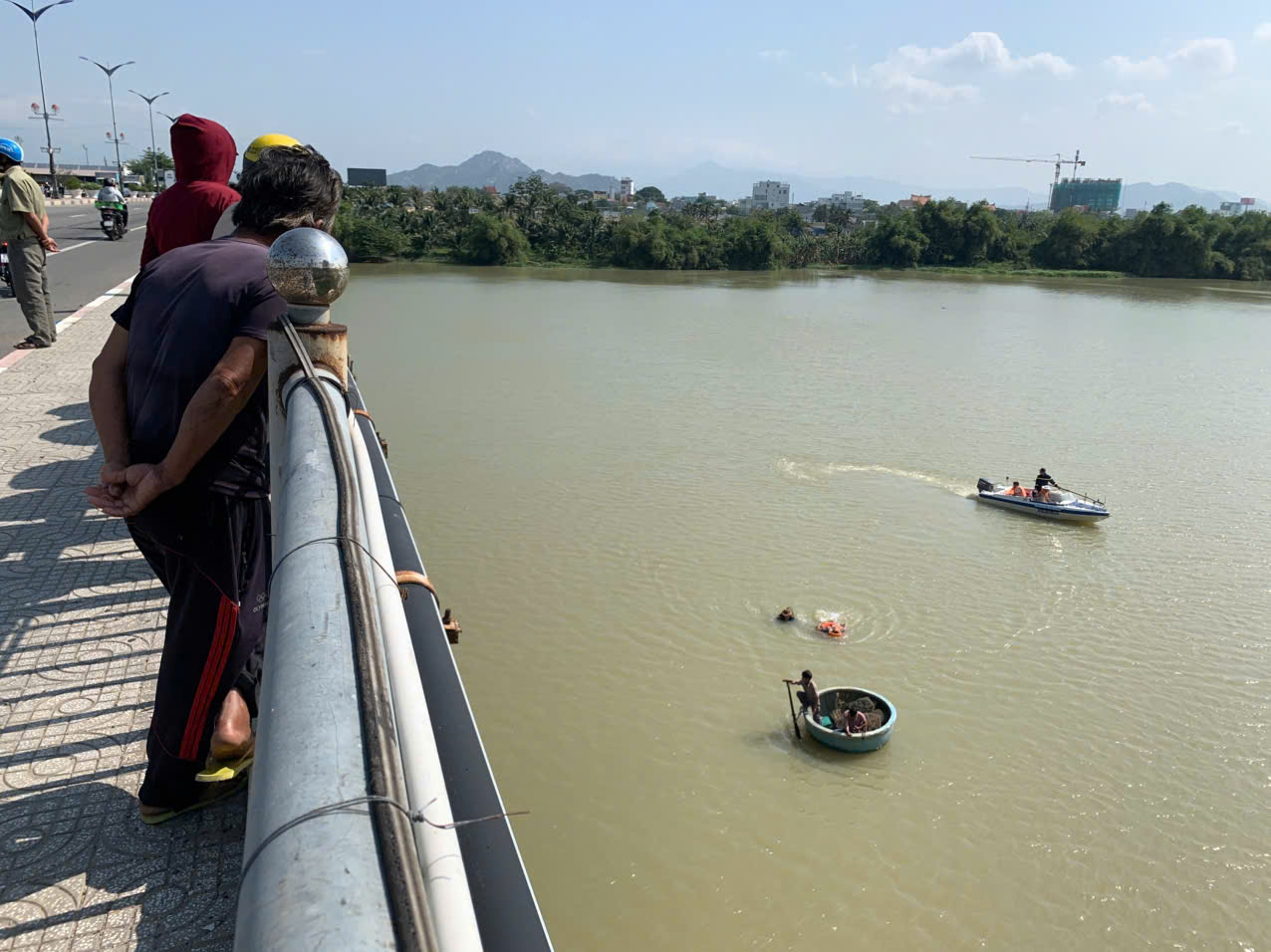 Ninh Thuận: Phát hiện thi thể 2 thiếu nữ nghi nhảy cầu tự tử trên sông Dinh - Ảnh 2. Ninh Thuận: Phát hiện thi thể 2 thiếu nữ nghi nhảy cầu tự tử trên sông Dinh - Ảnh 2.