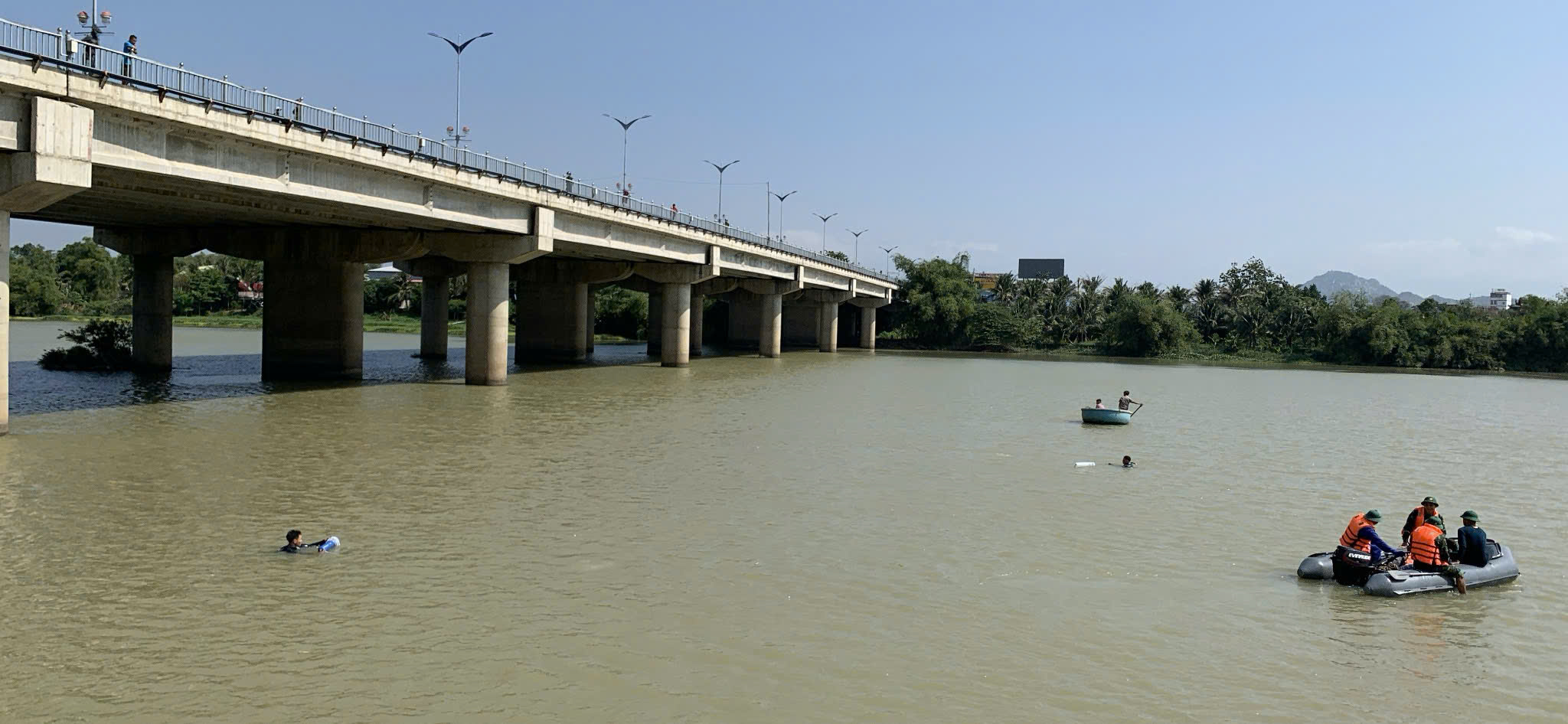 Ninh Thuận: Phát hiện thi thể 2 thiếu nữ nghi nhảy cầu tự tử trên sông Dinh - Ảnh 1. Ninh Thuận: Phát hiện thi thể 2 thiếu nữ nghi nhảy cầu tự tử trên sông Dinh - Ảnh 1.