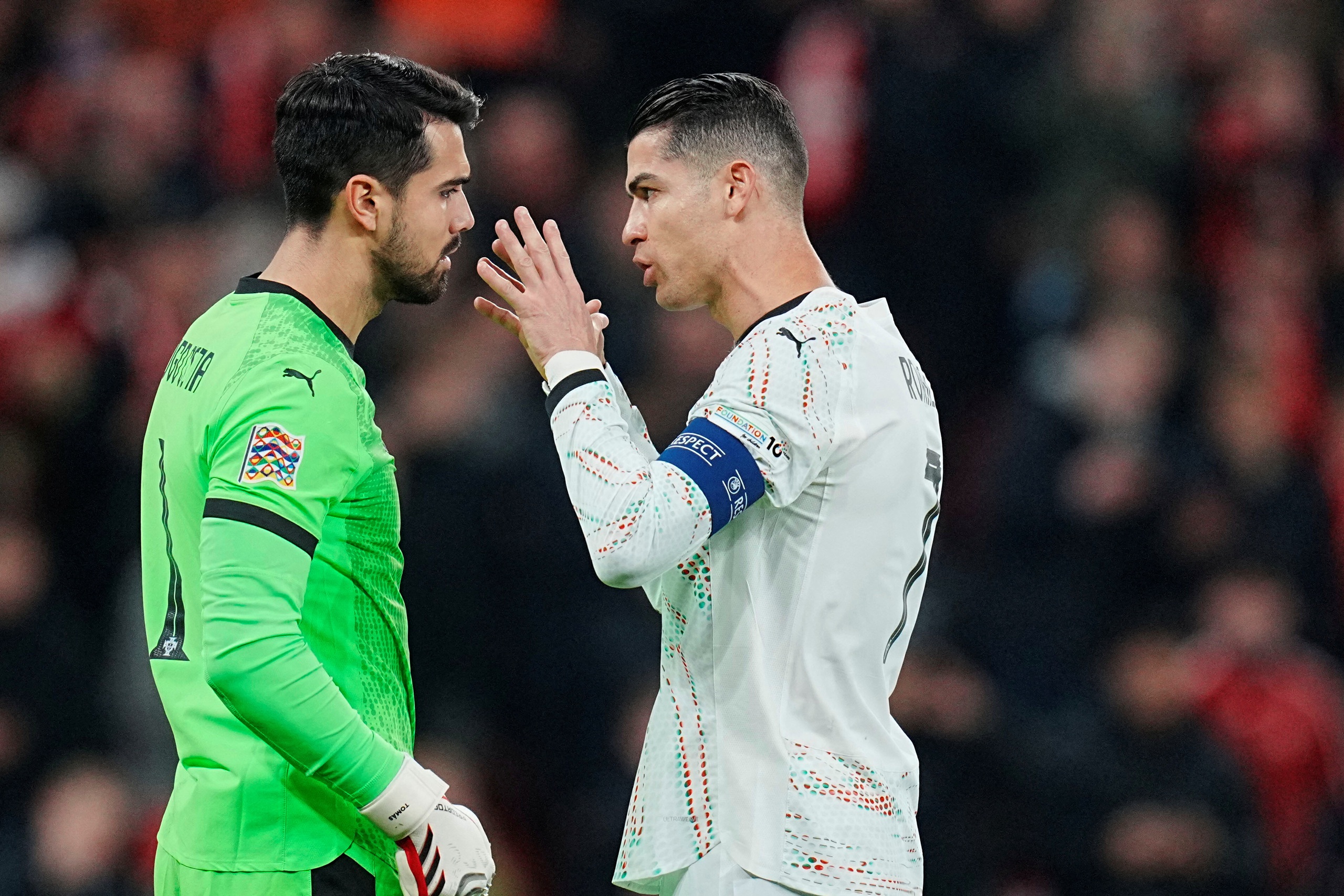 Bị ‘tố’ cản trở đội tuyển Bồ Đào Nha, Ronaldo cáu kỉnh đáp trả mạnh mẽ- Ảnh 1. Bị ‘tố’ cản trở đội tuyển Bồ Đào Nha, Ronaldo cáu kỉnh đáp trả mạnh mẽ- Ảnh 1.