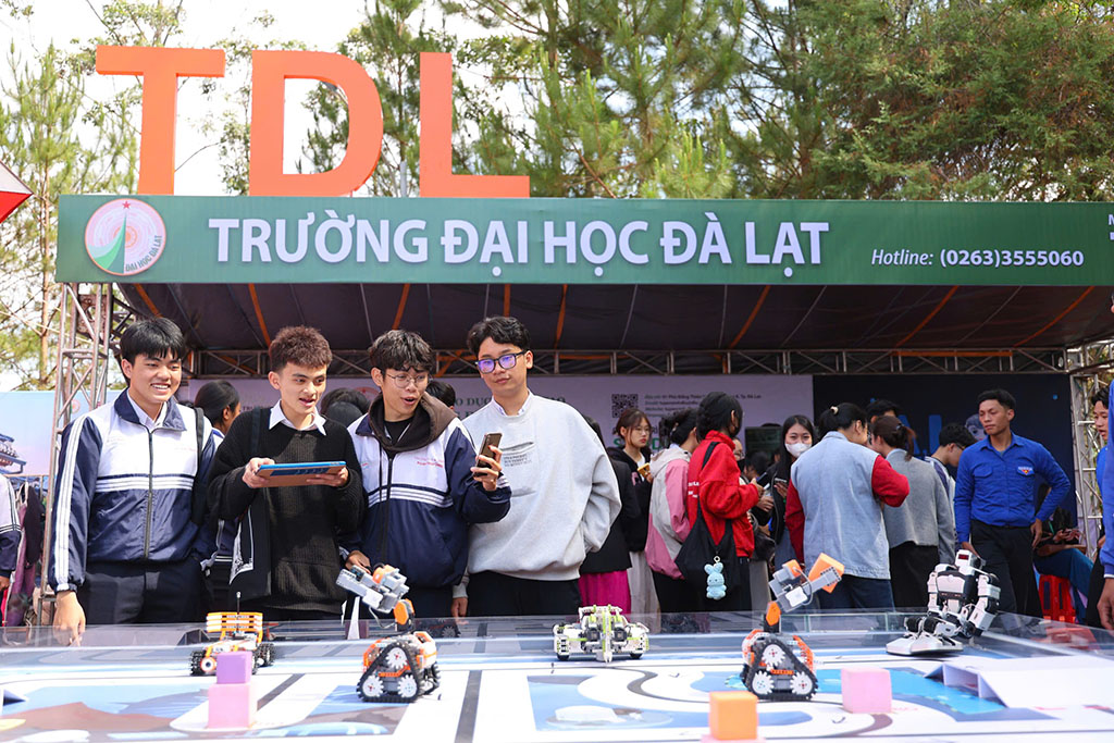 Học sinh lớp 12 hào hứng trải nghiệm tại tư vấn mùa thi 2025 - Ảnh 1. Học sinh lớp 12 hào hứng trải nghiệm tại tư vấn mùa thi 2025 - Ảnh 1.