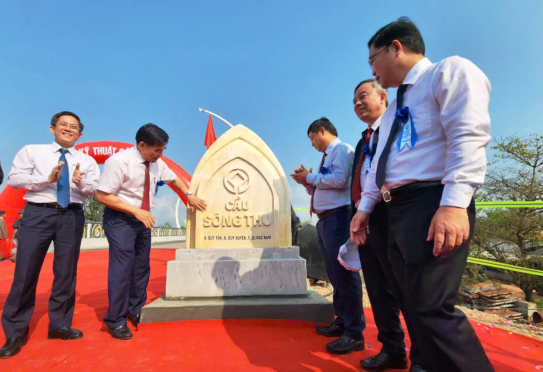 Người dân vui mừng khi 2 cây cầu vượt sông lớn nhất tỉnh Quảng Nam thông xe- Ảnh 3. Người dân vui mừng khi 2 cây cầu vượt sông lớn nhất tỉnh Quảng Nam thông xe- Ảnh 3.