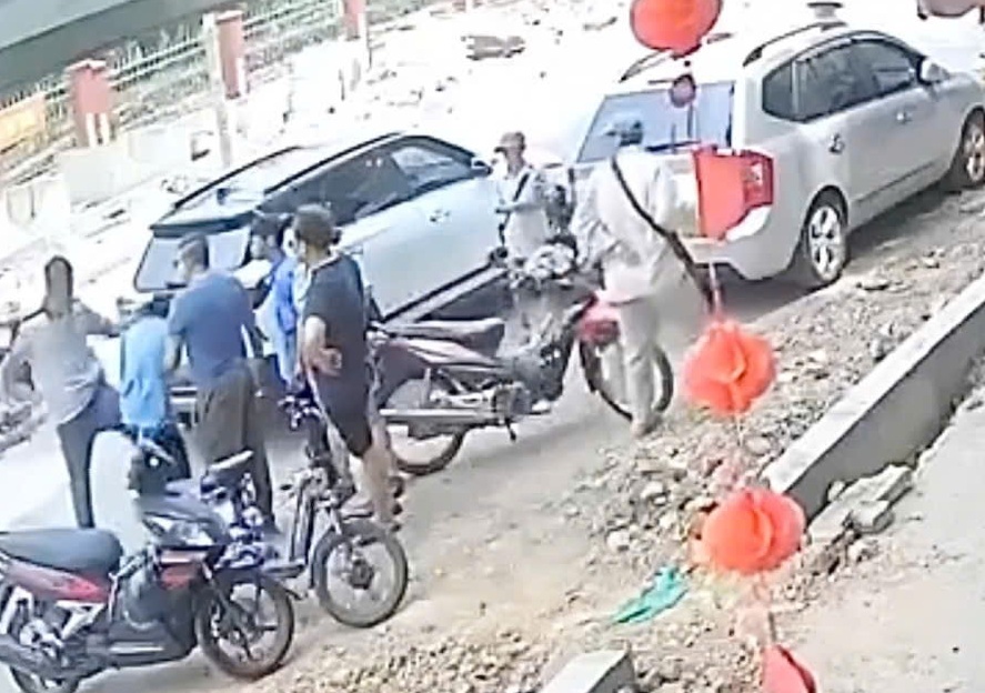 Đồng Nai: Làm rõ vụ hành hung trước cửa quán ăn - Ảnh 1. Đồng Nai: Làm rõ vụ hành hung trước cửa quán ăn - Ảnh 1.
