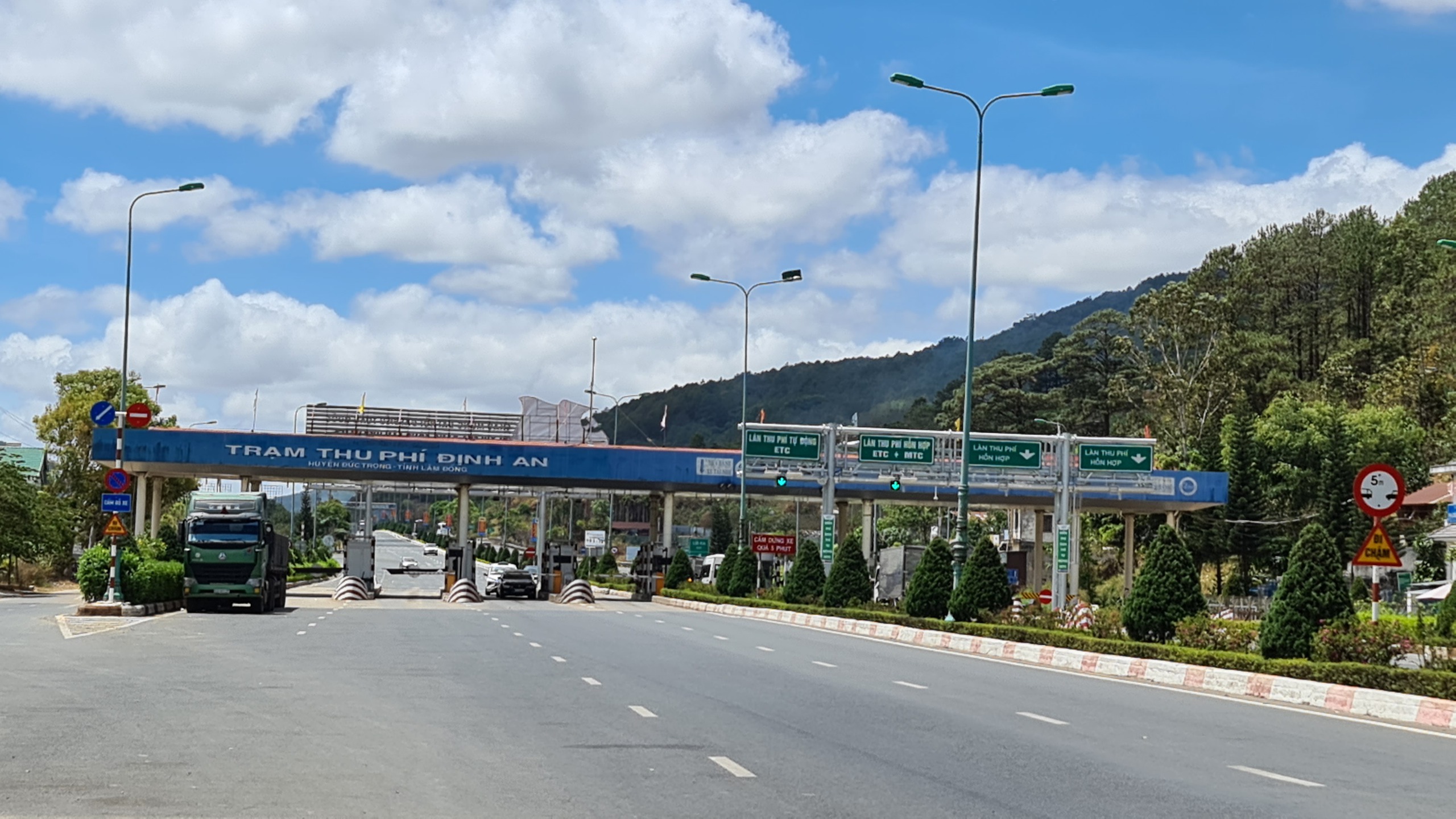 Cao tốc Liên Khương - Prenn đưa vào sử dụng 17 năm chưa hoàn thiện đường gom- Ảnh 2. Cao tốc Liên Khương - Prenn đưa vào sử dụng 17 năm chưa hoàn thiện đường gom- Ảnh 2.