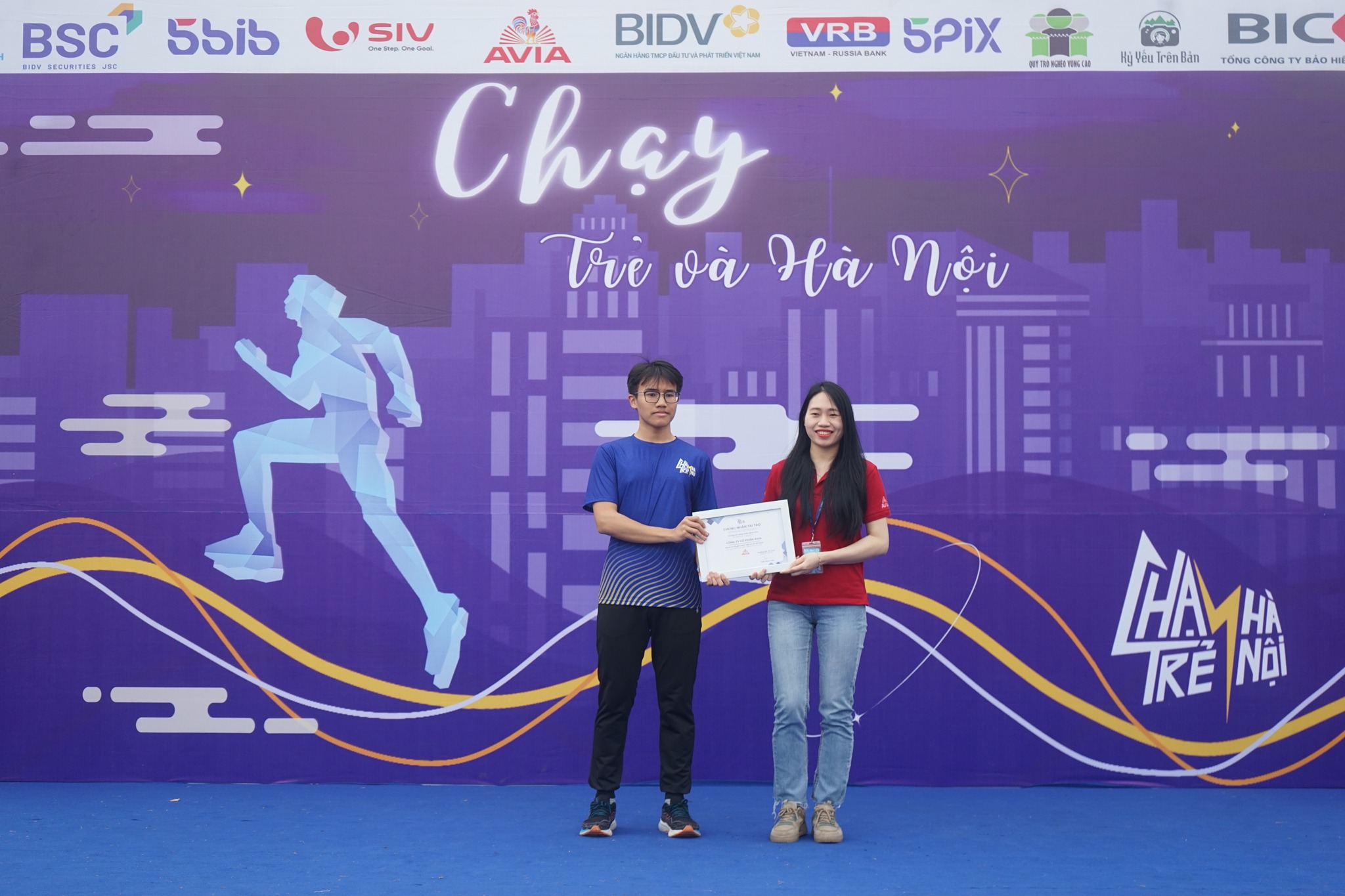 Gần 1.000 người tham gia giải 'Chạy: Trẻ và Hà Nội' gây quỹ cho học sinh nghèo- Ảnh 1. Gần 1.000 người tham gia giải 'Chạy: Trẻ và Hà Nội' gây quỹ cho học sinh nghèo- Ảnh 1.