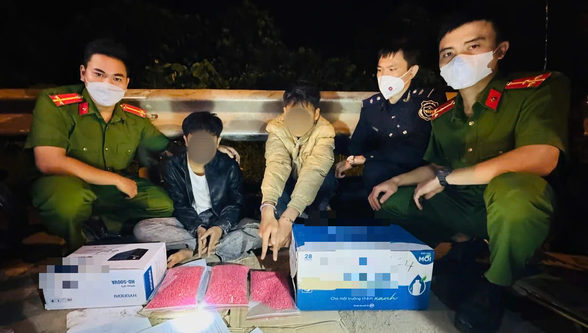 Quảng Trị: Bắt giữ 2 nghi phạm tuổi vị thành niên vận chuyển 30.000 viên ma túy- Ảnh 1. Quảng Trị: Bắt giữ 2 nghi phạm tuổi vị thành niên vận chuyển 30.000 viên ma túy- Ảnh 1.