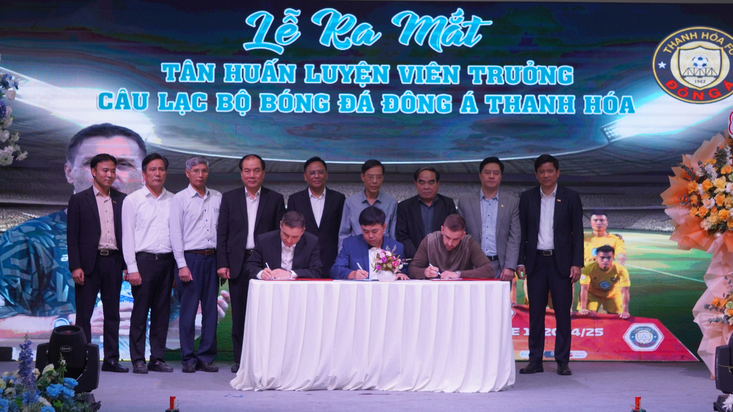 Bầu Đoan ra mắt tân HLV Thanh Hóa, tiết lộ lý do chia tay ông Popov: Rất bảo thủ!- Ảnh 3. Bầu Đoan ra mắt tân HLV Thanh Hóa, tiết lộ lý do chia tay ông Popov: Rất bảo thủ!- Ảnh 3.