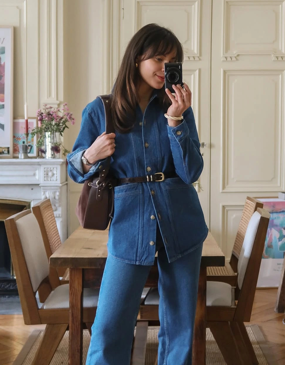 La chemise parfaite à porter avec un jean bleu - Photo 8. Kiểu áo hoàn hảo để diện cùng quần jeans xanh- Ảnh 8.