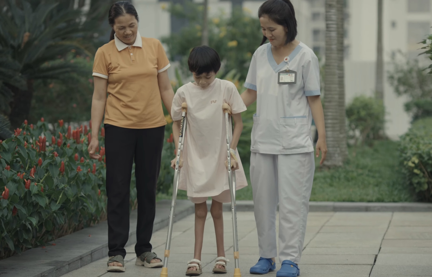 'Con chưa bao giờ được chạm bàn chân mình xuống đất như thế' - Ảnh 3.