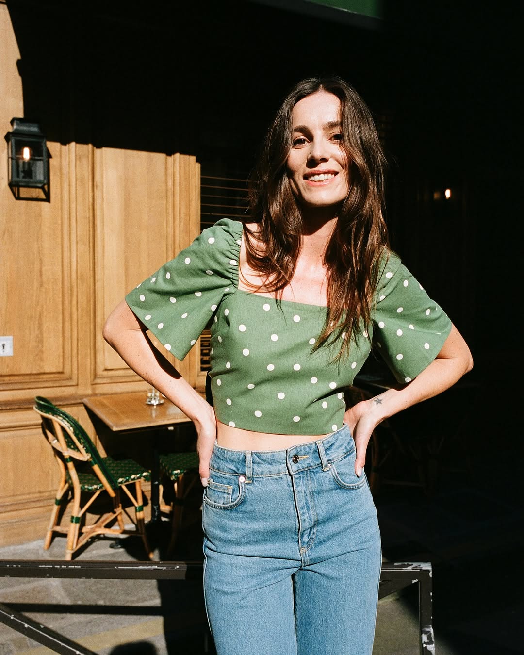 La chemise parfaite à porter avec un jean bleu - Photo 1. Kiểu áo hoàn hảo để diện cùng quần jeans xanh- Ảnh 1.