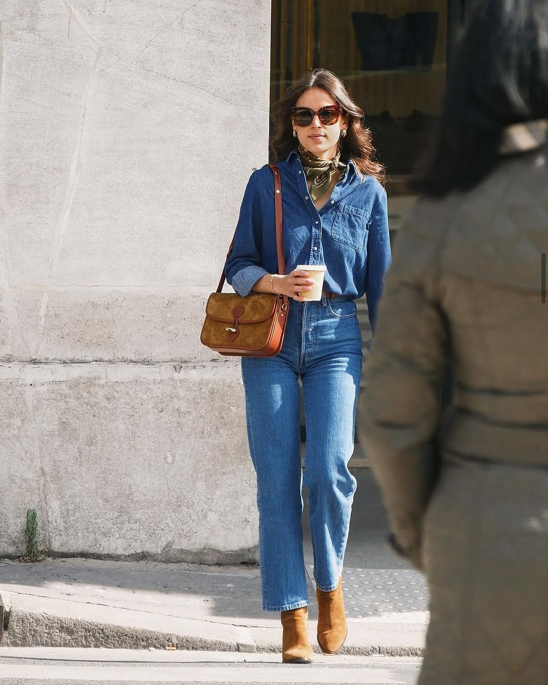 La chemise parfaite à porter avec un jean bleu - Photo 7. Kiểu áo hoàn hảo để diện cùng quần jeans xanh- Ảnh 7.