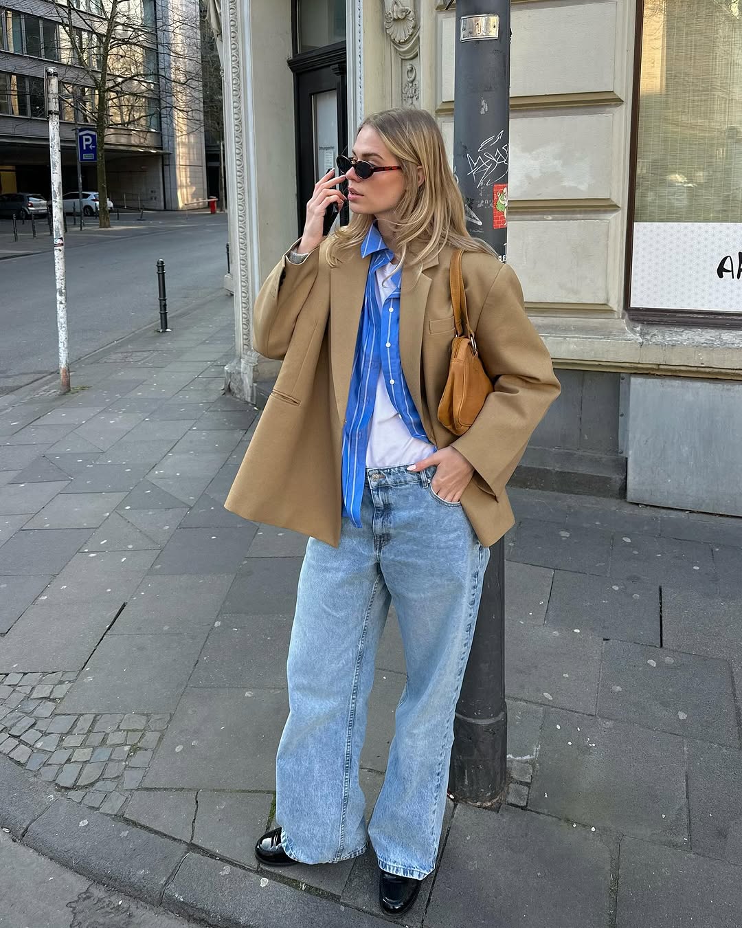 La chemise parfaite à porter avec un jean bleu - Photo 6. Kiểu áo hoàn hảo để diện cùng quần jeans xanh- Ảnh 6.