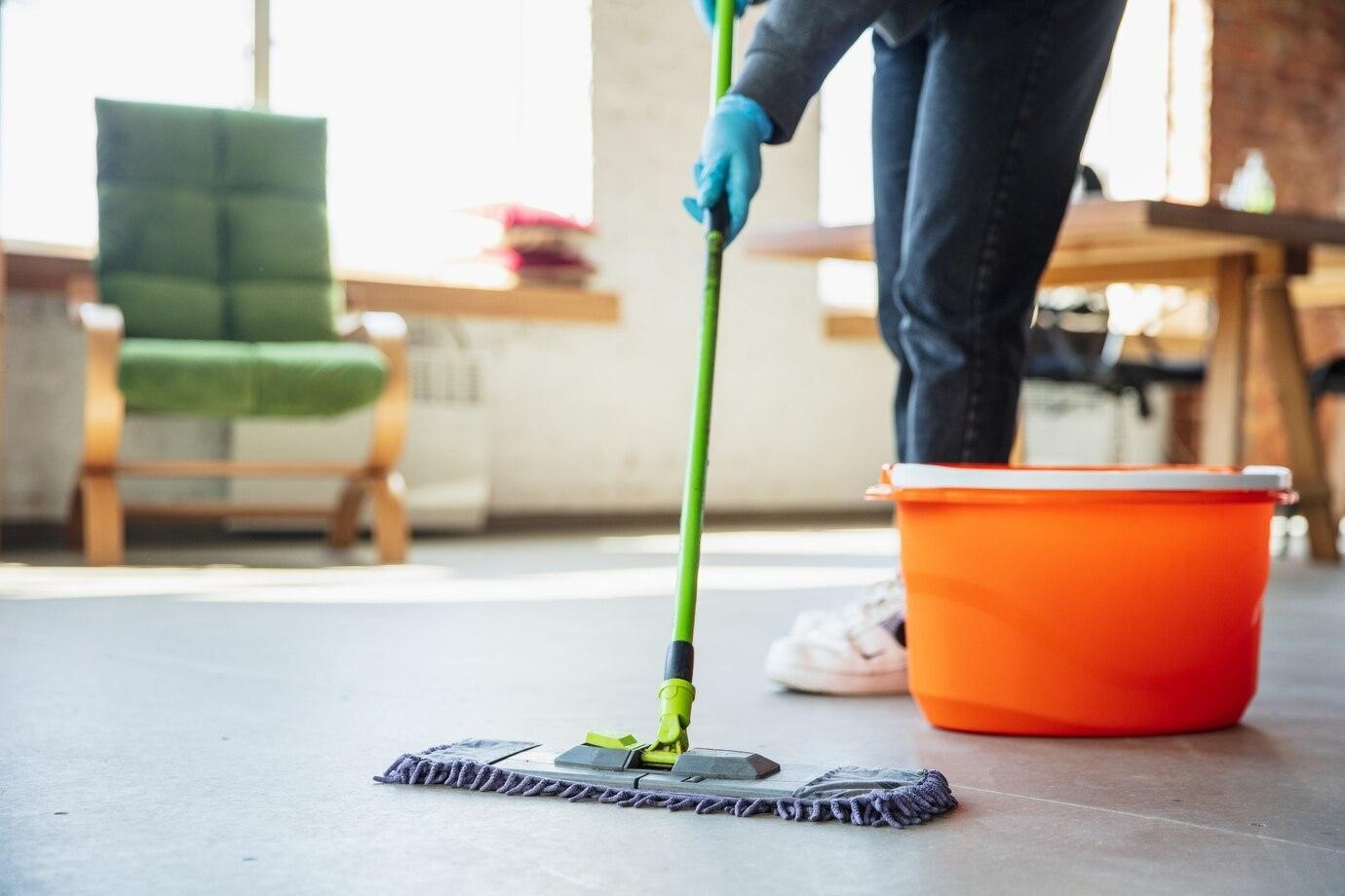 Ngăn ẩm mốc mùa nồm ngay từ sàn với nước lau sàn chứa lợi khuẩn - Ảnh 2.