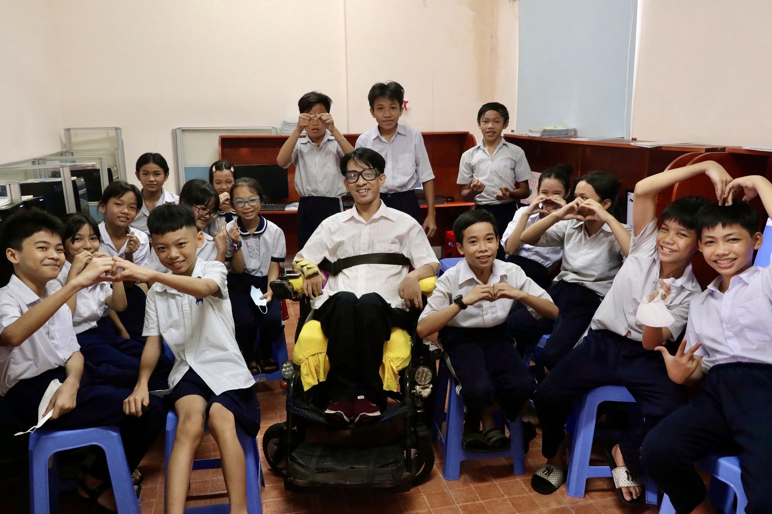 TP.HCM nghĩa tình: 'Thầy giáo xe lăn' mất 97% sức khỏe gieo chữ cho trẻ em nghèo- Ảnh 10. TP.HCM nghĩa tình: 'Thầy giáo xe lăn' mất 97% sức khỏe gieo chữ cho trẻ em nghèo- Ảnh 10.
