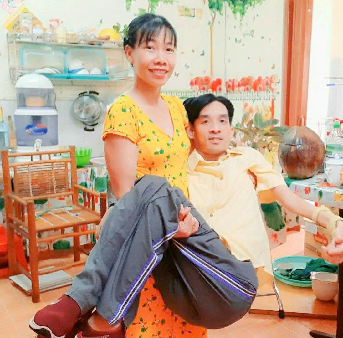 TP.HCM nghĩa tình: 'Thầy giáo xe lăn' mất 97% sức khỏe gieo chữ cho trẻ em nghèo- Ảnh 3. TP.HCM nghĩa tình: 'Thầy giáo xe lăn' mất 97% sức khỏe gieo chữ cho trẻ em nghèo- Ảnh 3.