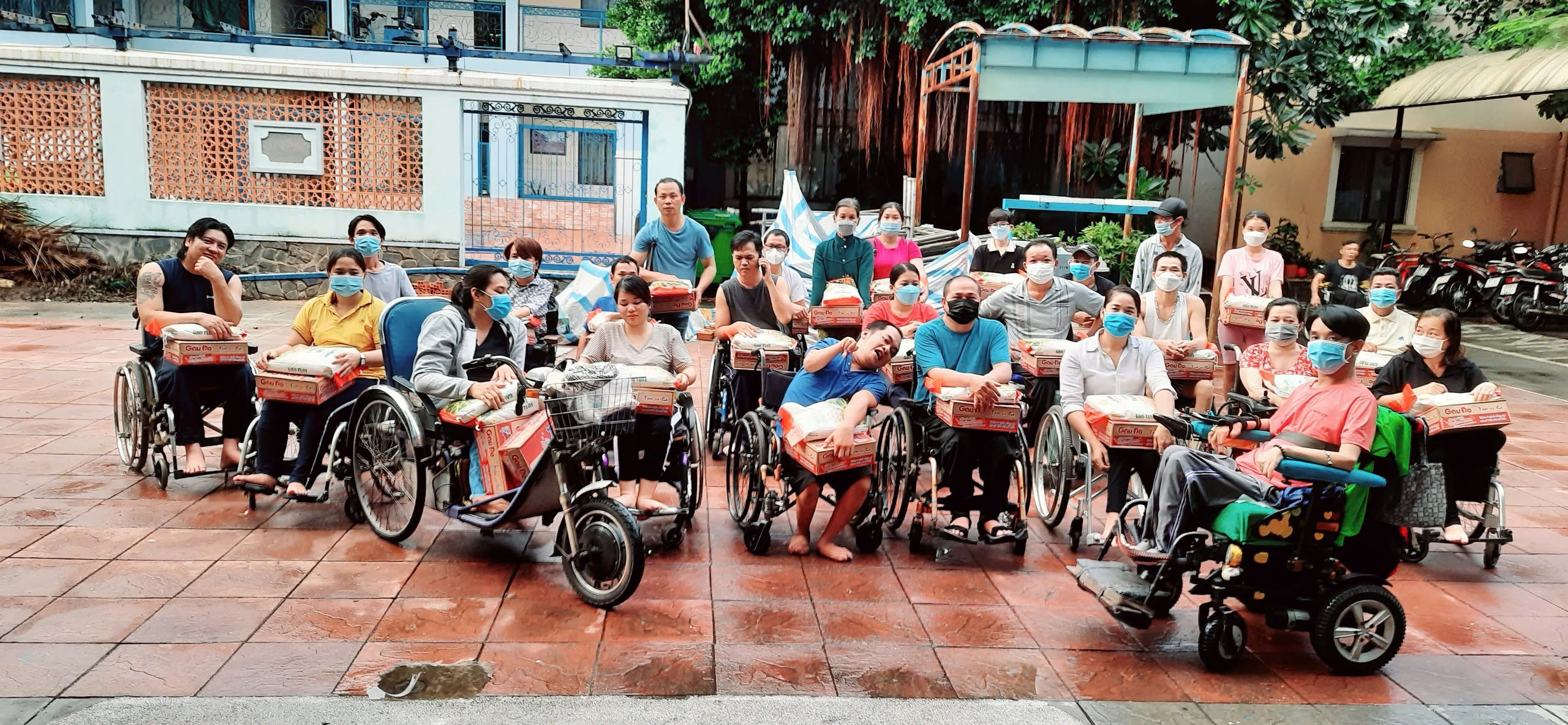 TP.HCM nghĩa tình: 'Thầy giáo xe lăn' mất 97% sức khỏe gieo chữ cho trẻ em nghèo- Ảnh 11. TP.HCM nghĩa tình: 'Thầy giáo xe lăn' mất 97% sức khỏe gieo chữ cho trẻ em nghèo- Ảnh 11.