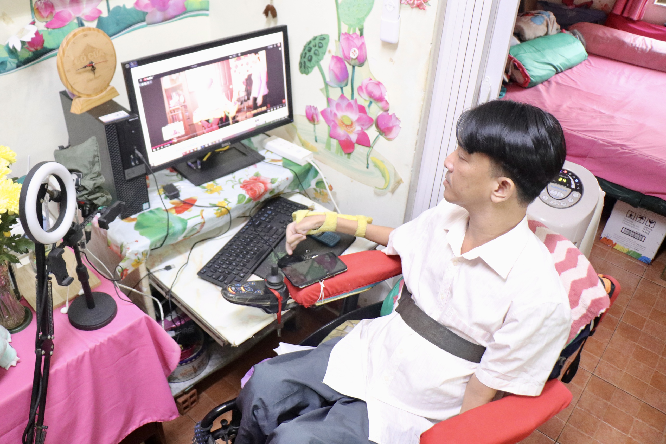 TP.HCM nghĩa tình: 'Thầy giáo xe lăn' mất 97% sức khỏe gieo chữ cho trẻ em nghèo- Ảnh 4. TP.HCM nghĩa tình: 'Thầy giáo xe lăn' mất 97% sức khỏe gieo chữ cho trẻ em nghèo- Ảnh 4.