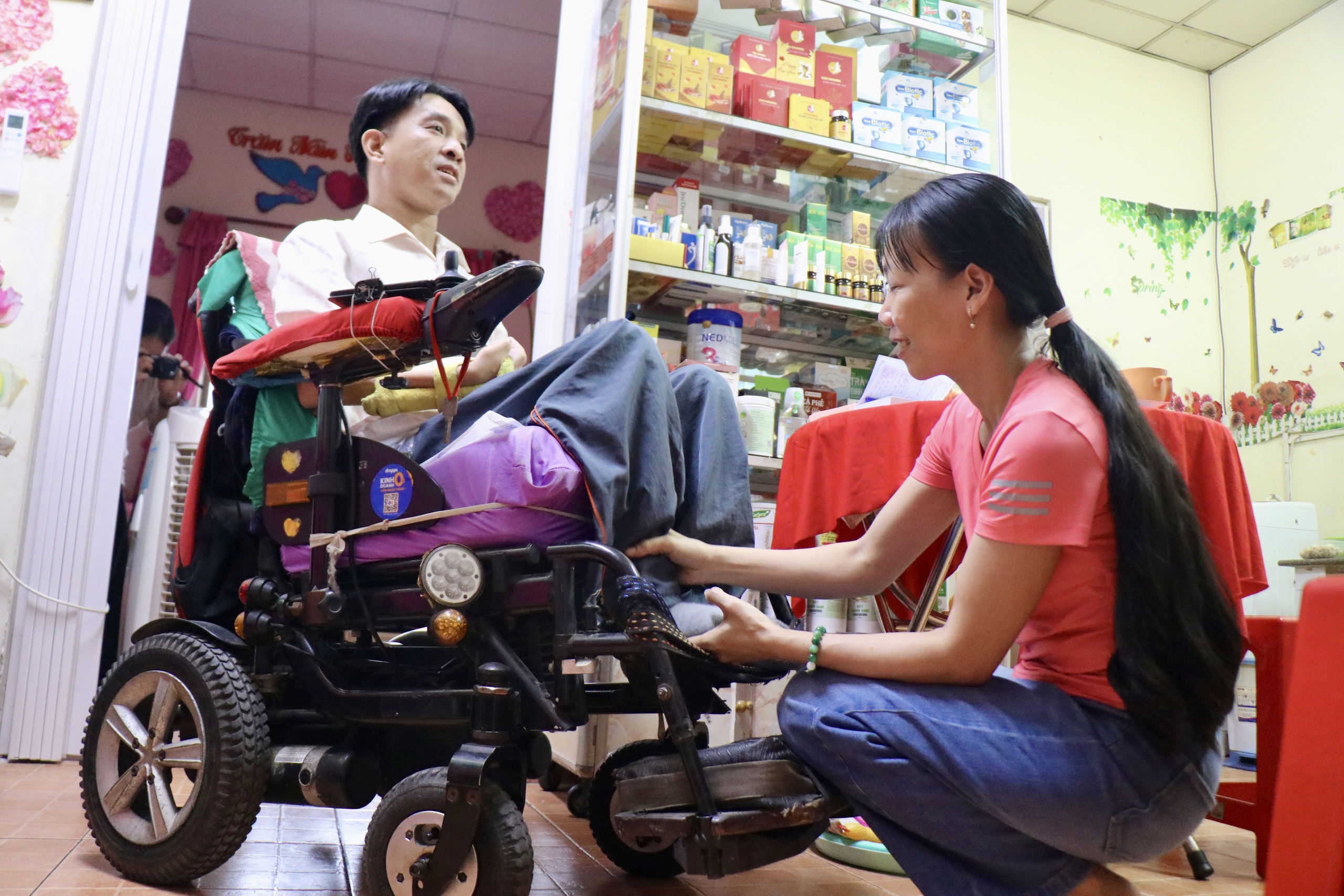 TP.HCM nghĩa tình: 'Thầy giáo xe lăn' mất 97% sức khỏe gieo chữ cho trẻ em nghèo- Ảnh 1. TP.HCM nghĩa tình: 'Thầy giáo xe lăn' mất 97% sức khỏe gieo chữ cho trẻ em nghèo- Ảnh 1.