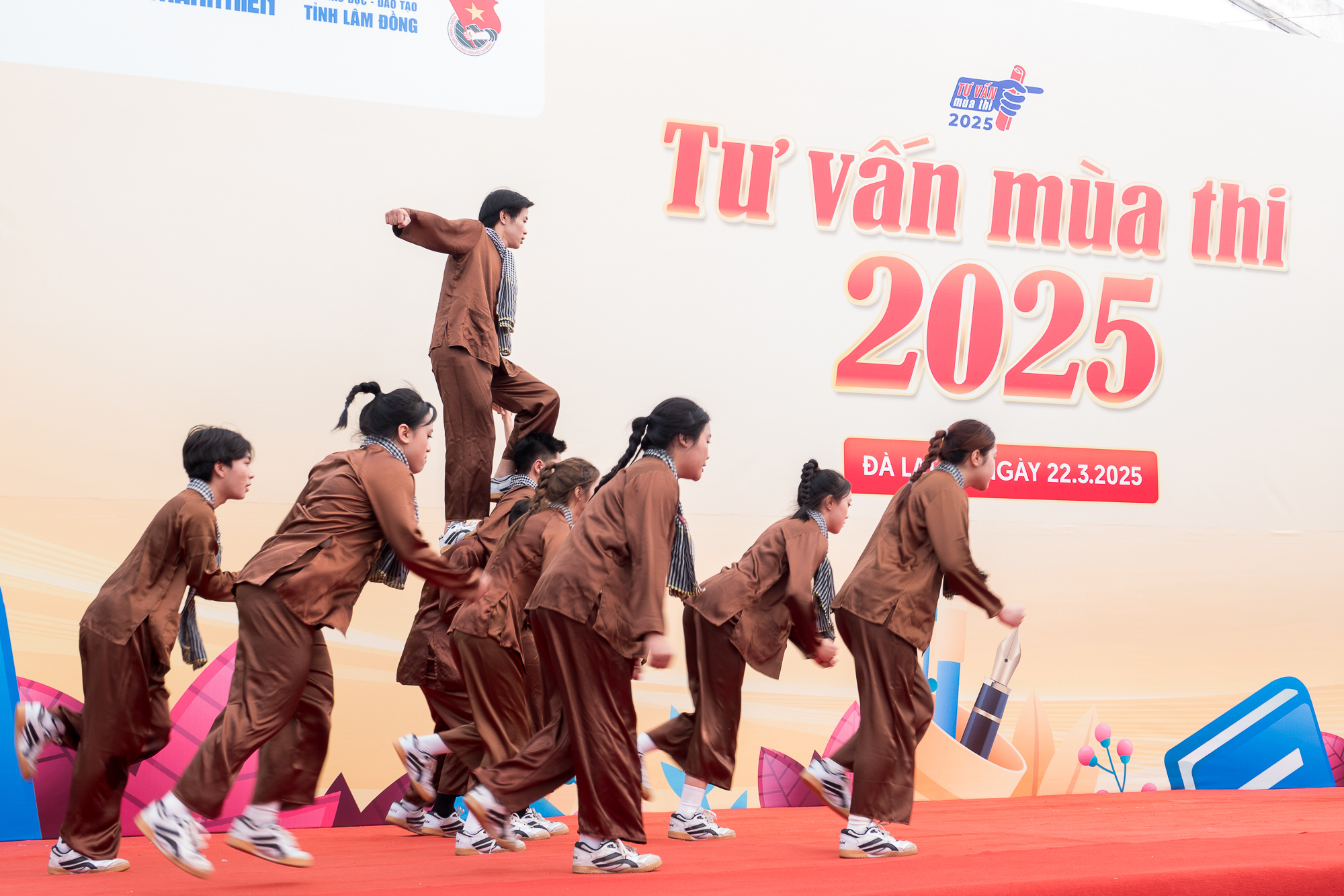 Chăm nhảy, múa văn nghệ giúp ích gì cho học sinh, sinh viên? - Ảnh 2.