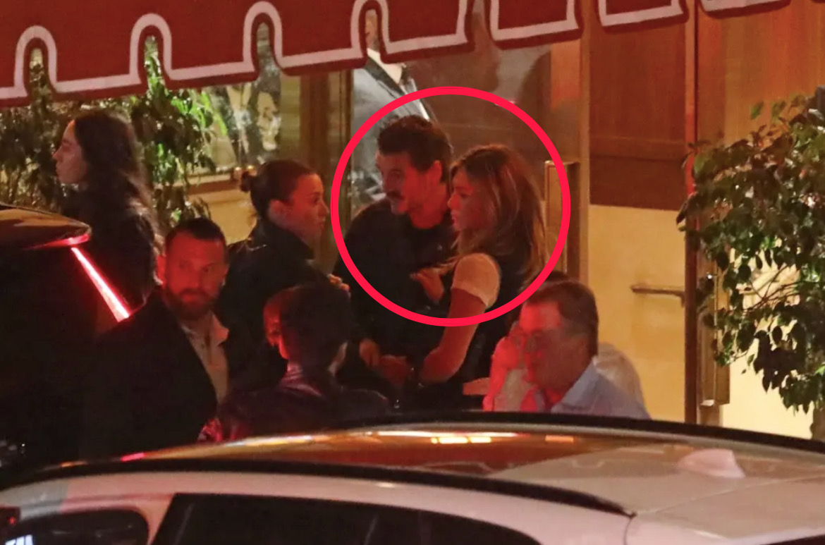 Thực hư tin đồn Jennifer Aniston hẹn hò tài tử Pedro Pascal- Ảnh 1. Thực hư tin đồn Jennifer Aniston hẹn hò tài tử Pedro Pascal- Ảnh 1.