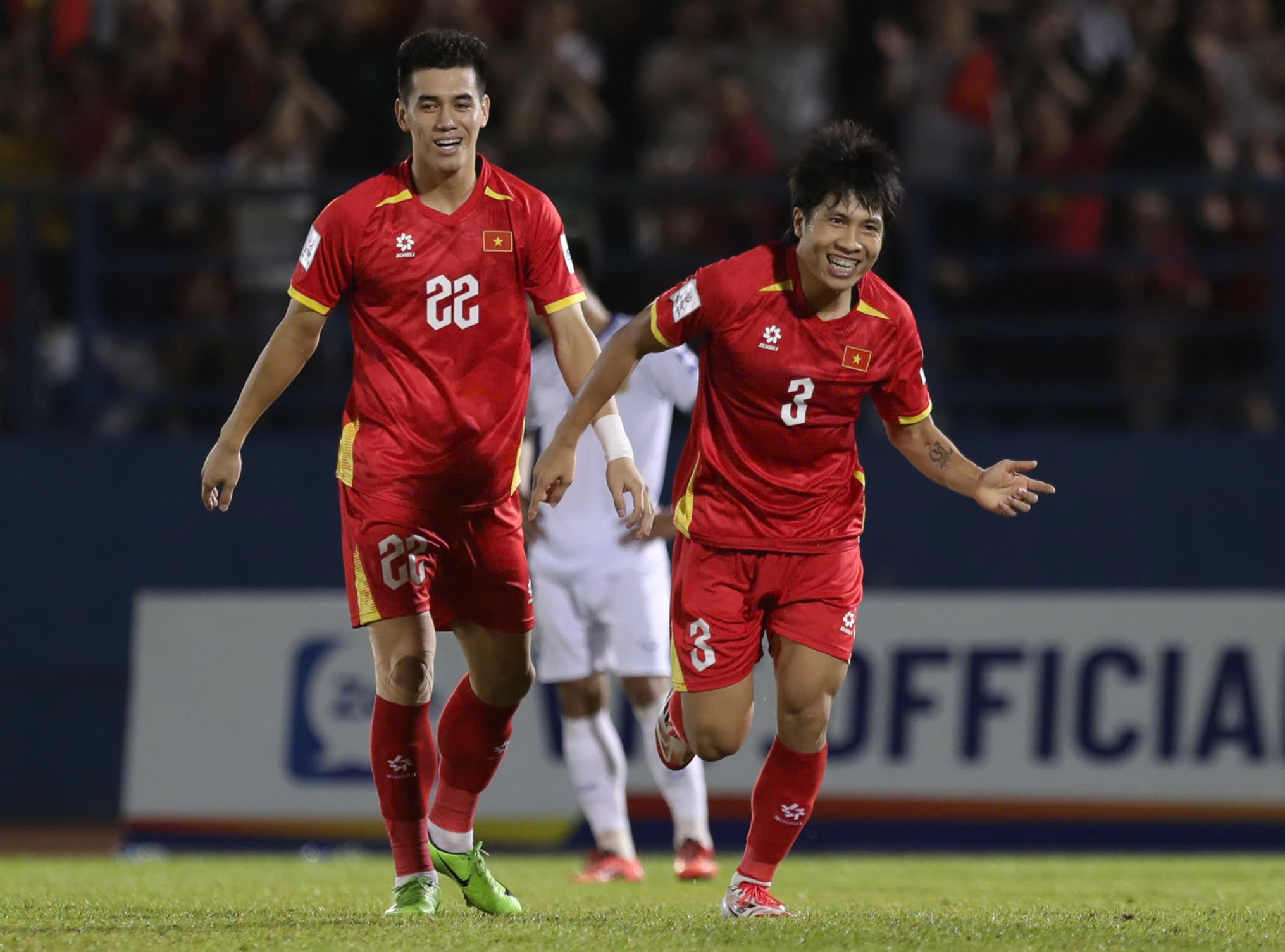 Ploaie dulce de goluri din partea echipei Vietnamului - Foto 2. Cơn mưa bàn thắng ngọt ngào của đội tuyển Việt Nam- Ảnh 2.