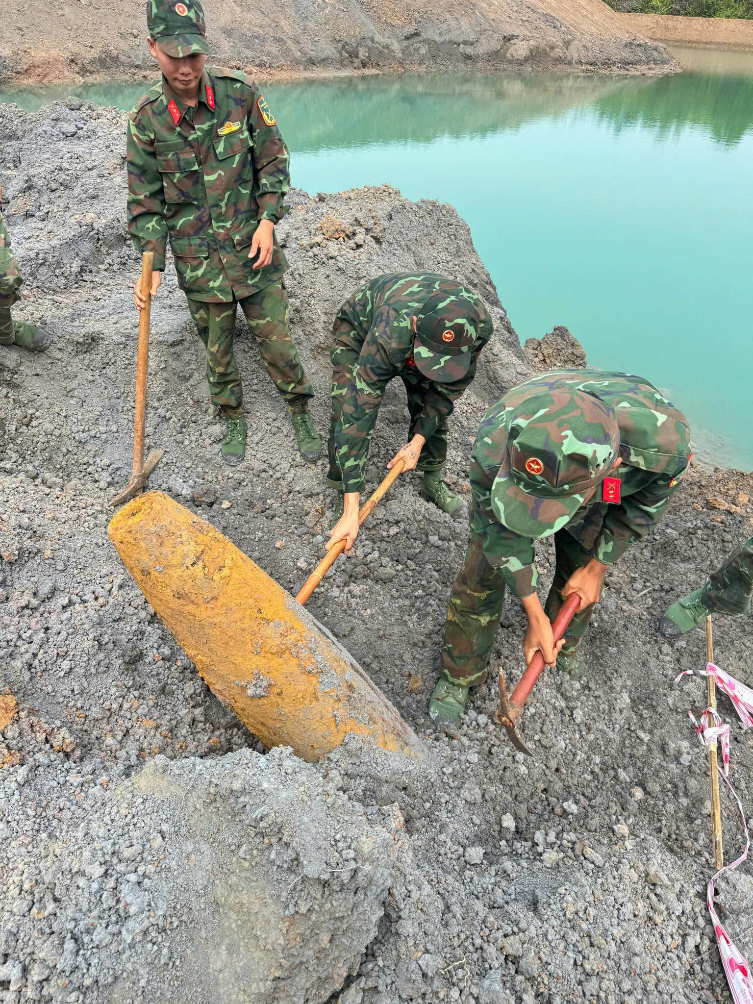 Phát hiện bom, đạn pháo trong lúc đào ao chứa nước- Ảnh 1. Phát hiện bom, đạn pháo trong lúc đào ao chứa nước- Ảnh 1.