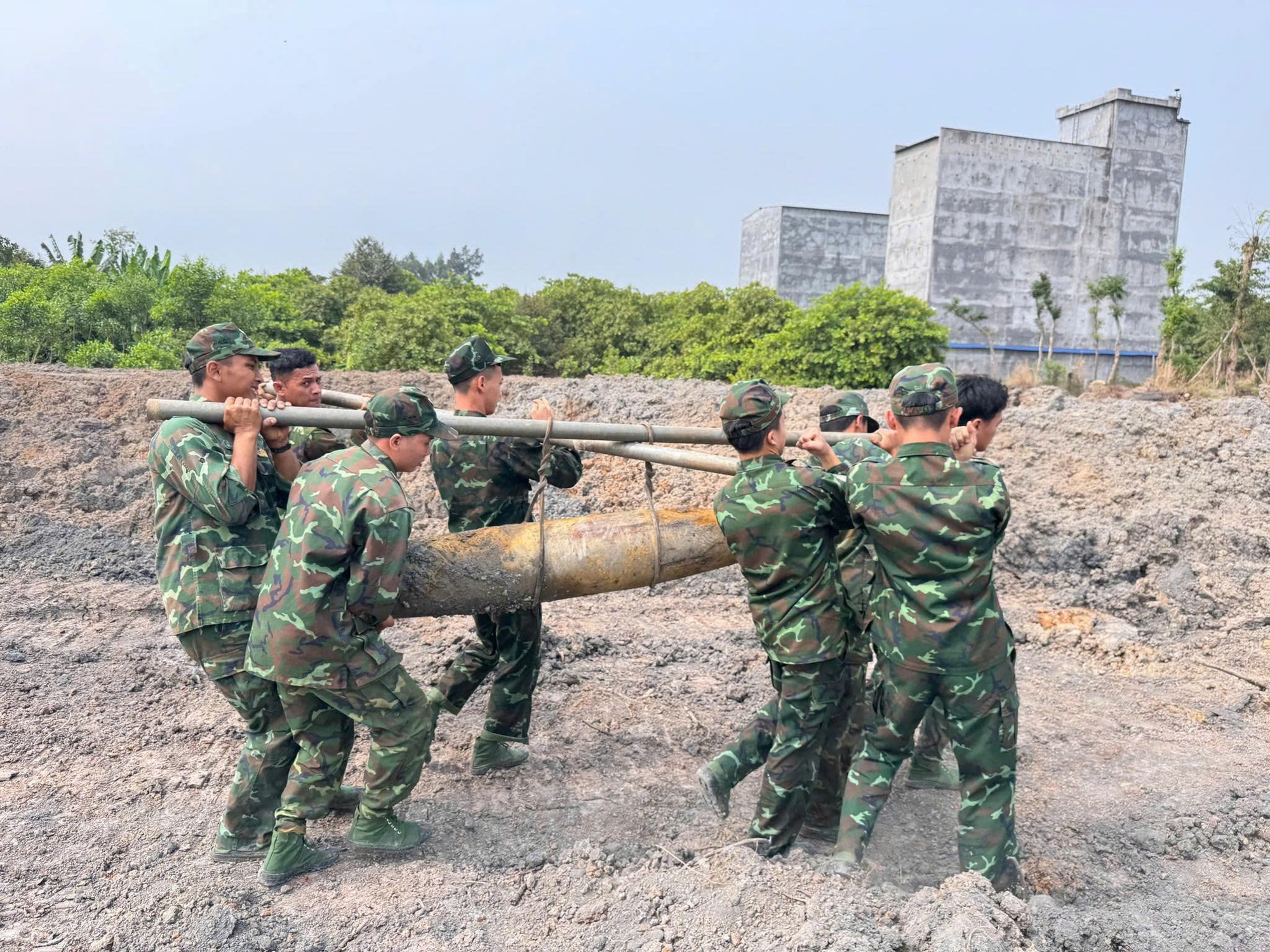 Phát hiện bom, đạn pháo trong lúc đào ao chứa nước- Ảnh 2. Phát hiện bom, đạn pháo trong lúc đào ao chứa nước- Ảnh 2.