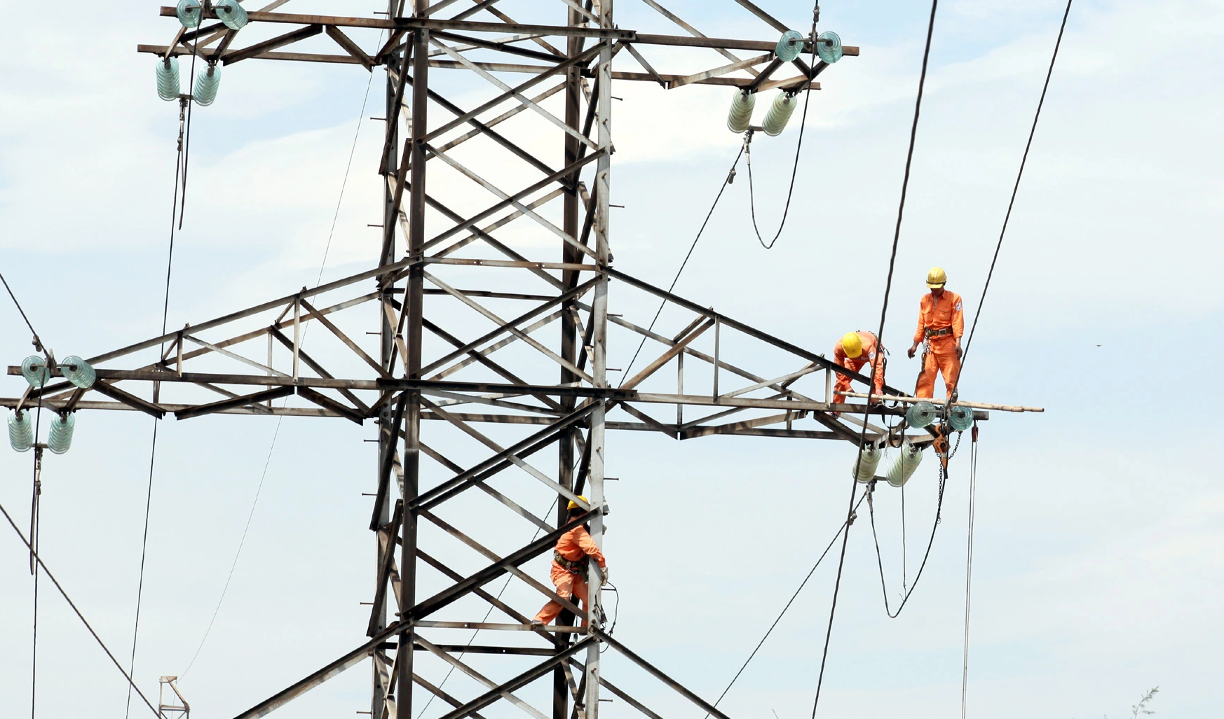 'Người l&iacute;nh' truyền tải điện đ&aacute;nh đu với những đường d&acirc;y- Ảnh 1.